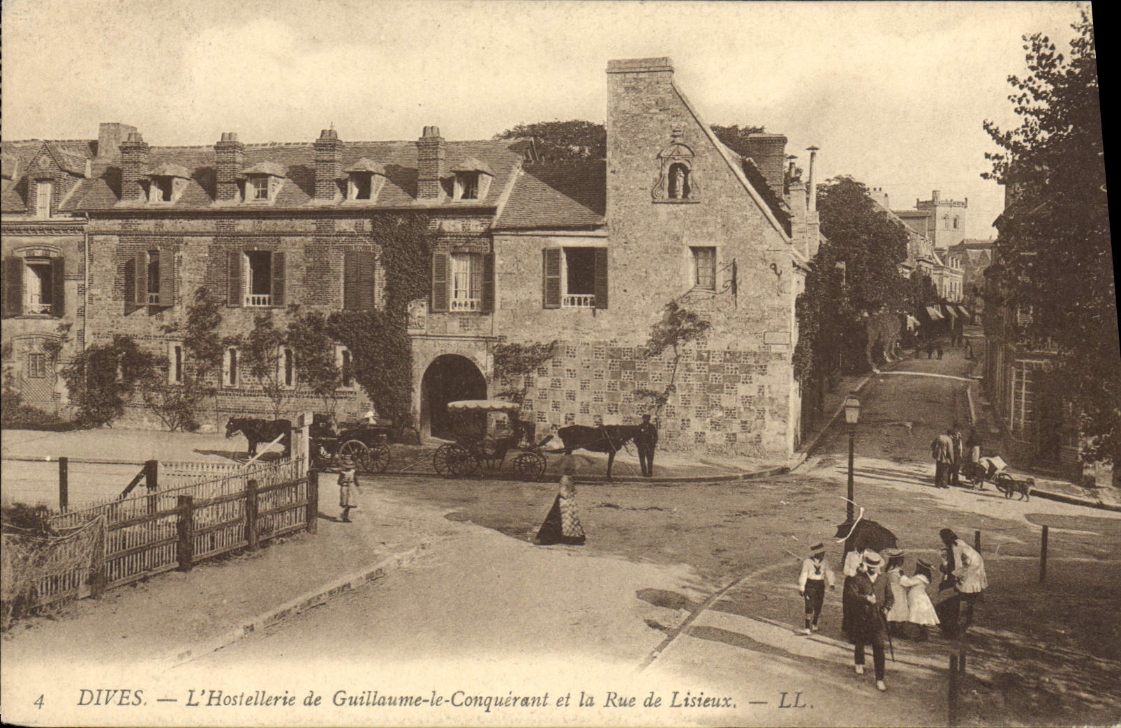 CPA Dives l'Hostellerie de Guillaume le Conquerant et la rue de Lisieux 