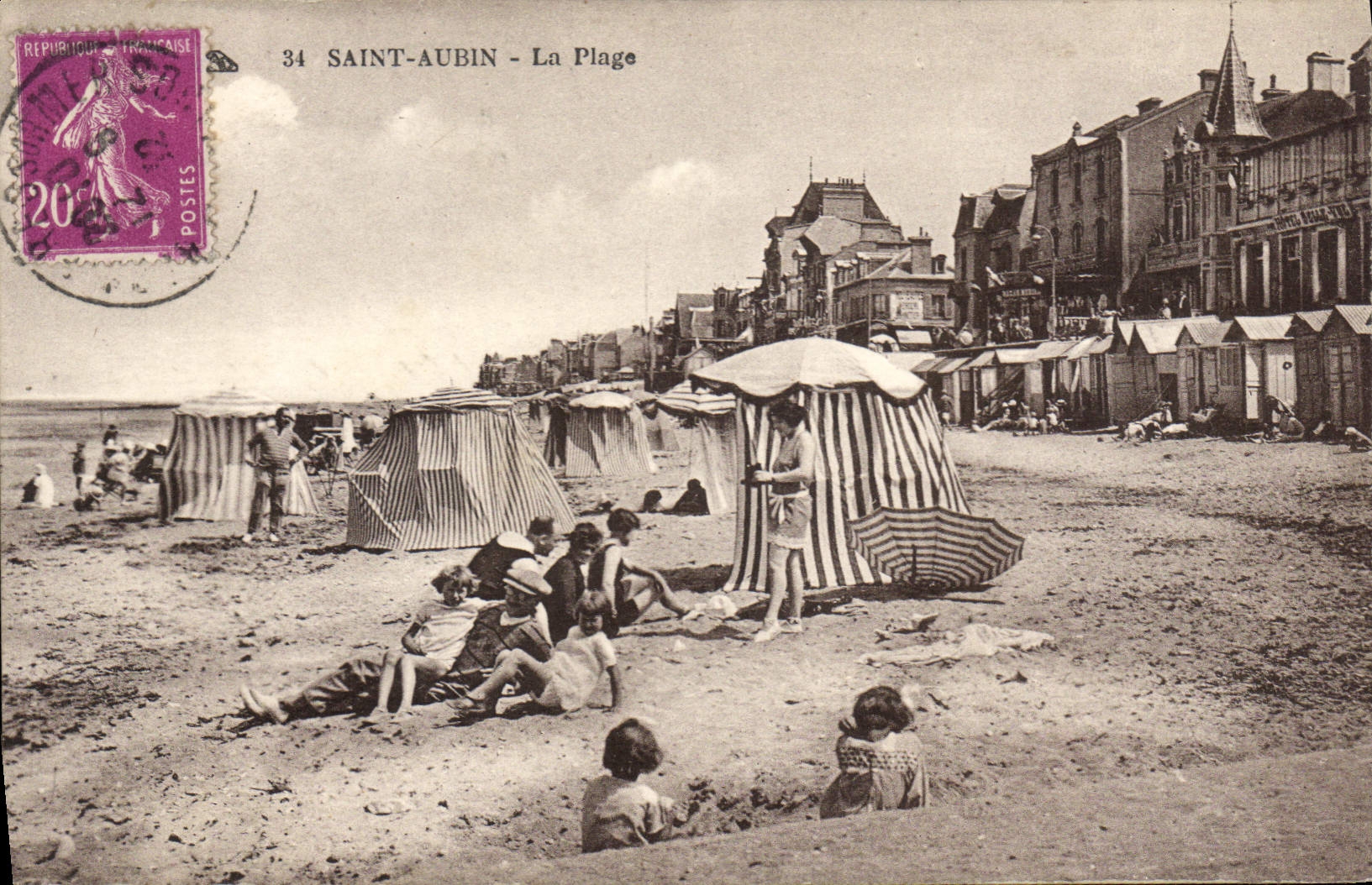 Saint-Aubin - La Plage — plage animée avec cabines rayées et bâtiments côtiers — éditeur inconnu, n° 34