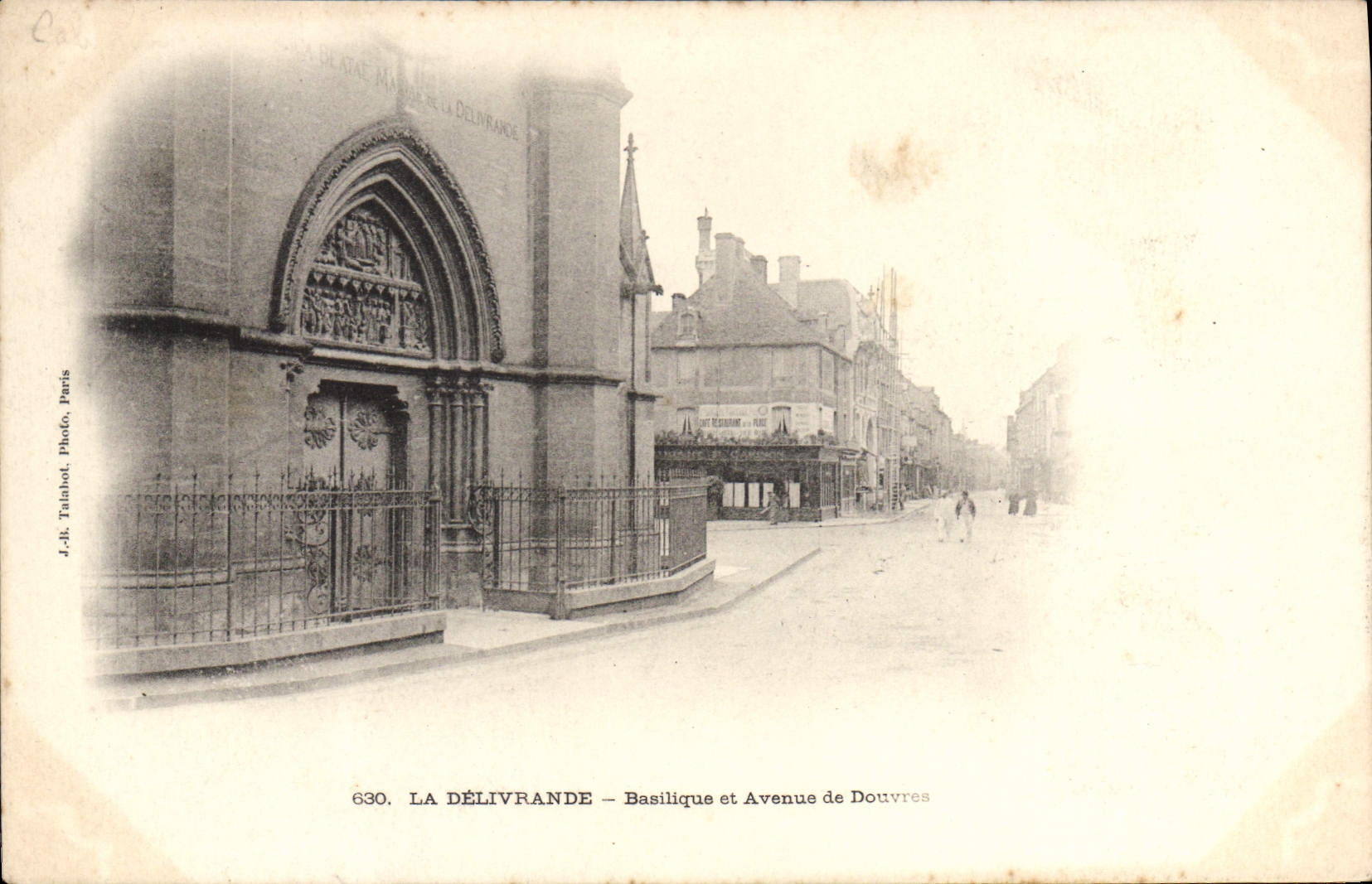 CPA La Delivrande Basilique et Avenue de Douvres 
