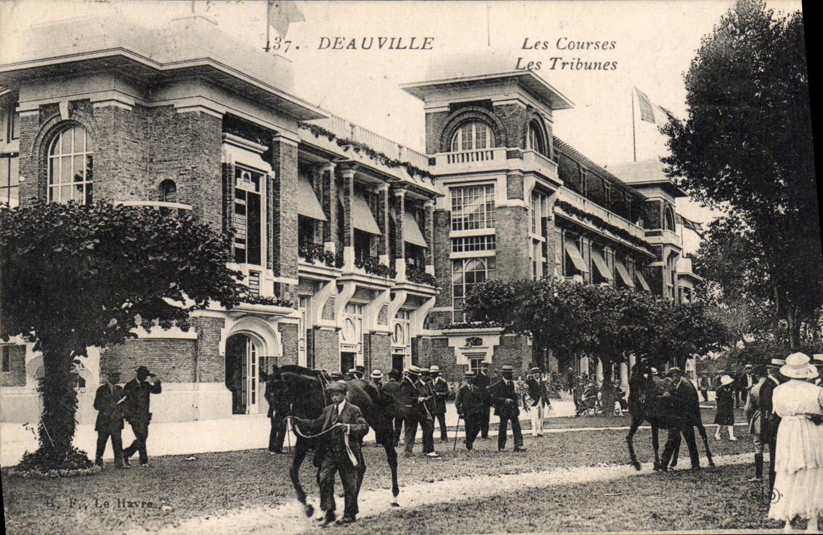 CPA Deauville les Courses les Tribunes 