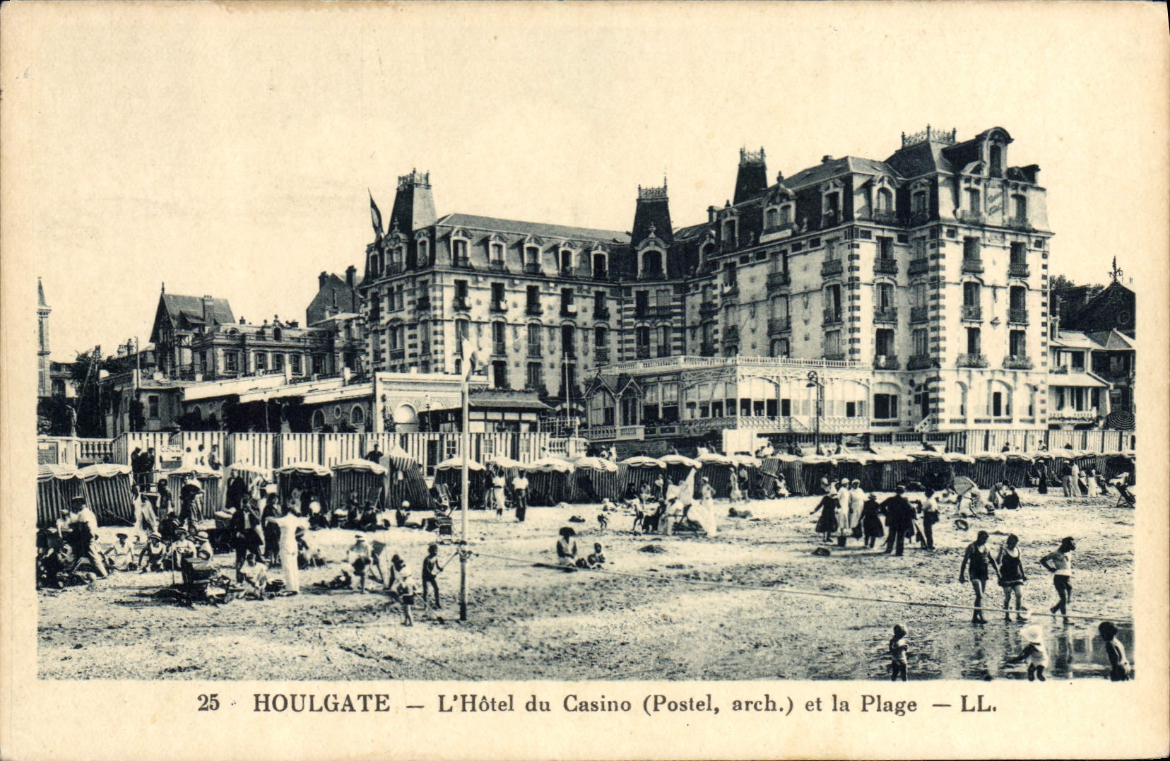 Houlgate — L'Hôtel du Casino (Postel, arch.) et la Plage — LL.