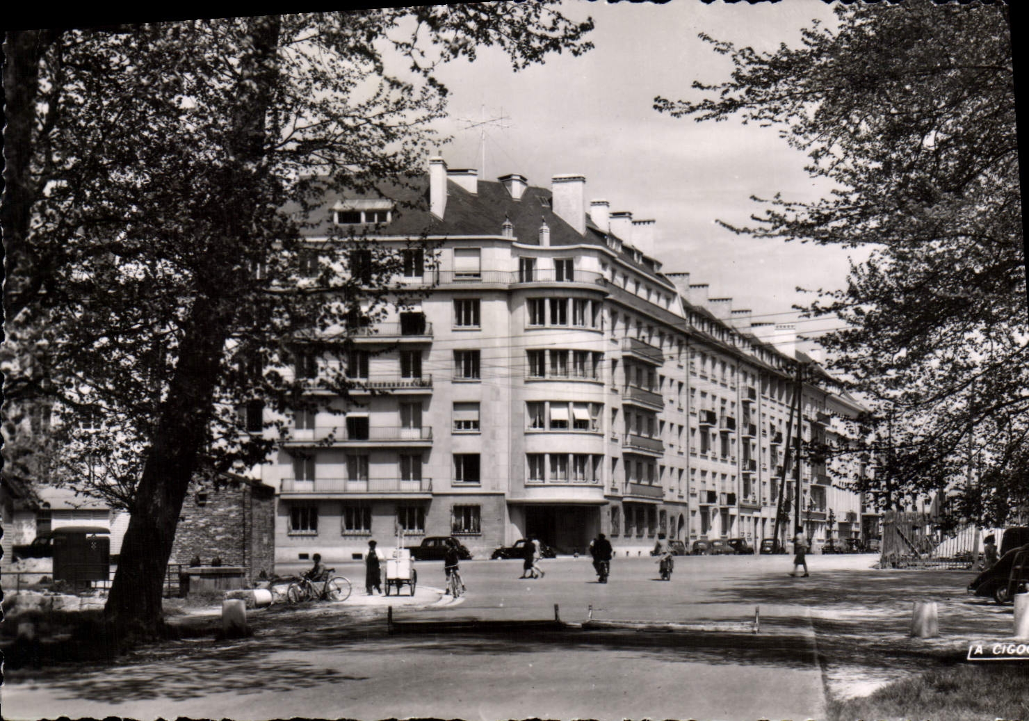 Place de la République — vue d'immeubles et de piétons — A CIGOG
