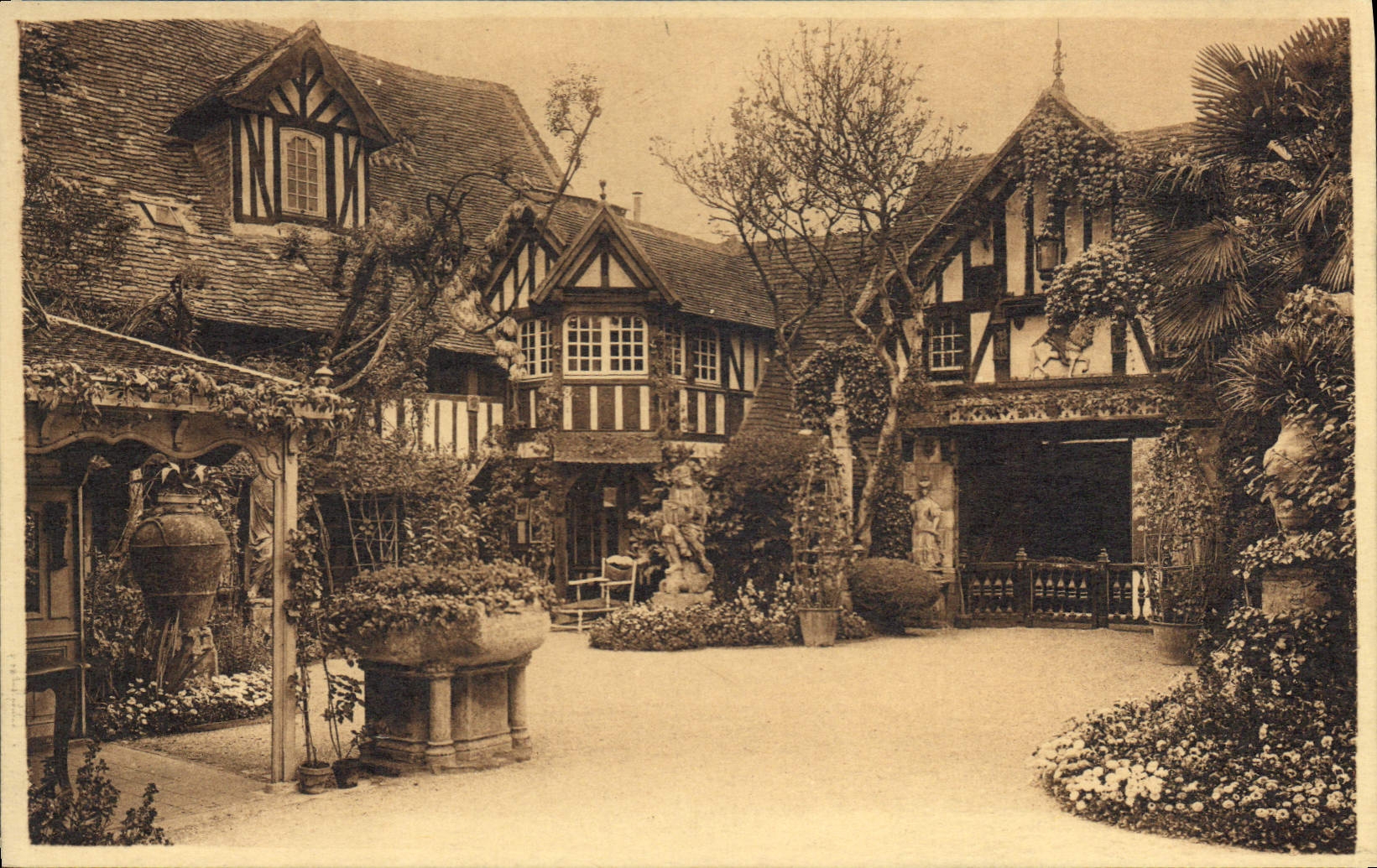 Dives-sur-Mer — La Cour de la Pucelle — Hostellerie Guillaume-le-Conquérant