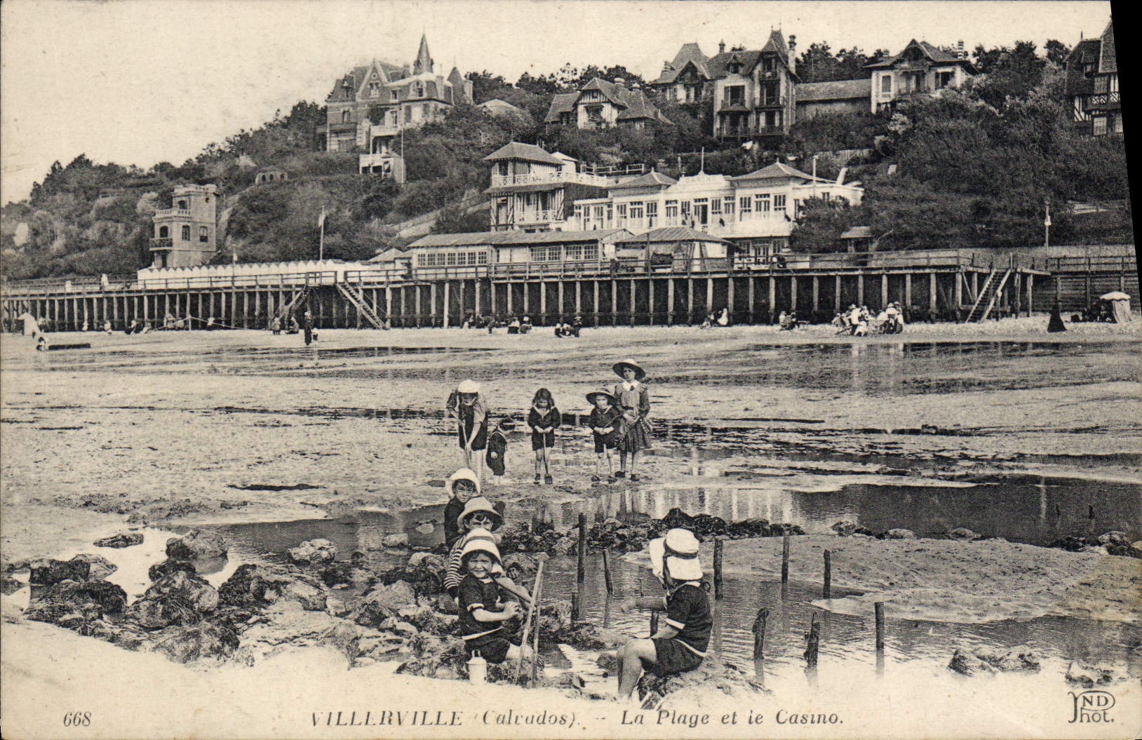 Villerville (Calvados) — La Plage et le Casino — ND Phot.