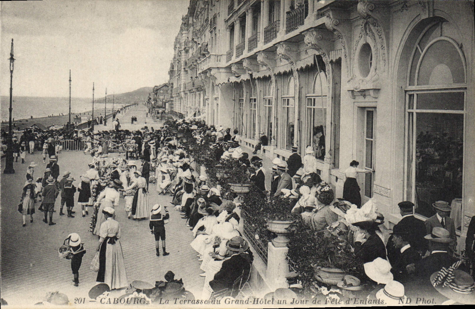 Cabourg — La Terrasse du Grand-Hôtel un Jour de Fête d'Enfants — ND Phot. n°201