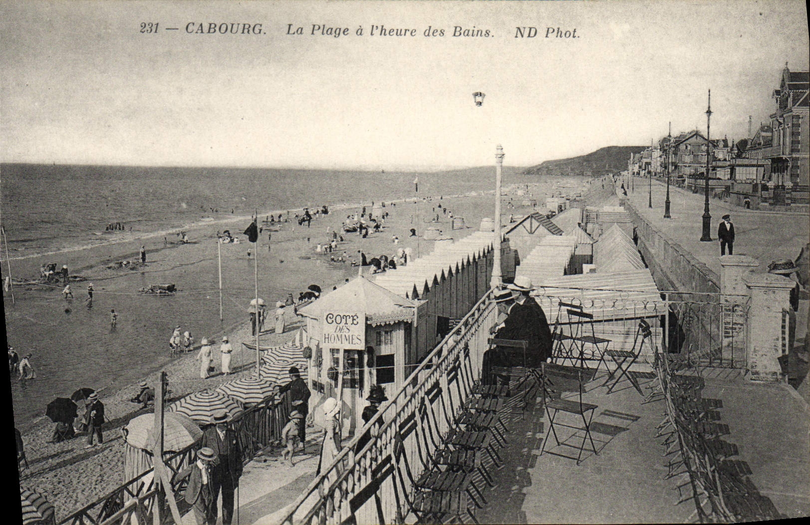 CPA Cabourg la plage a l'heure des Bains 