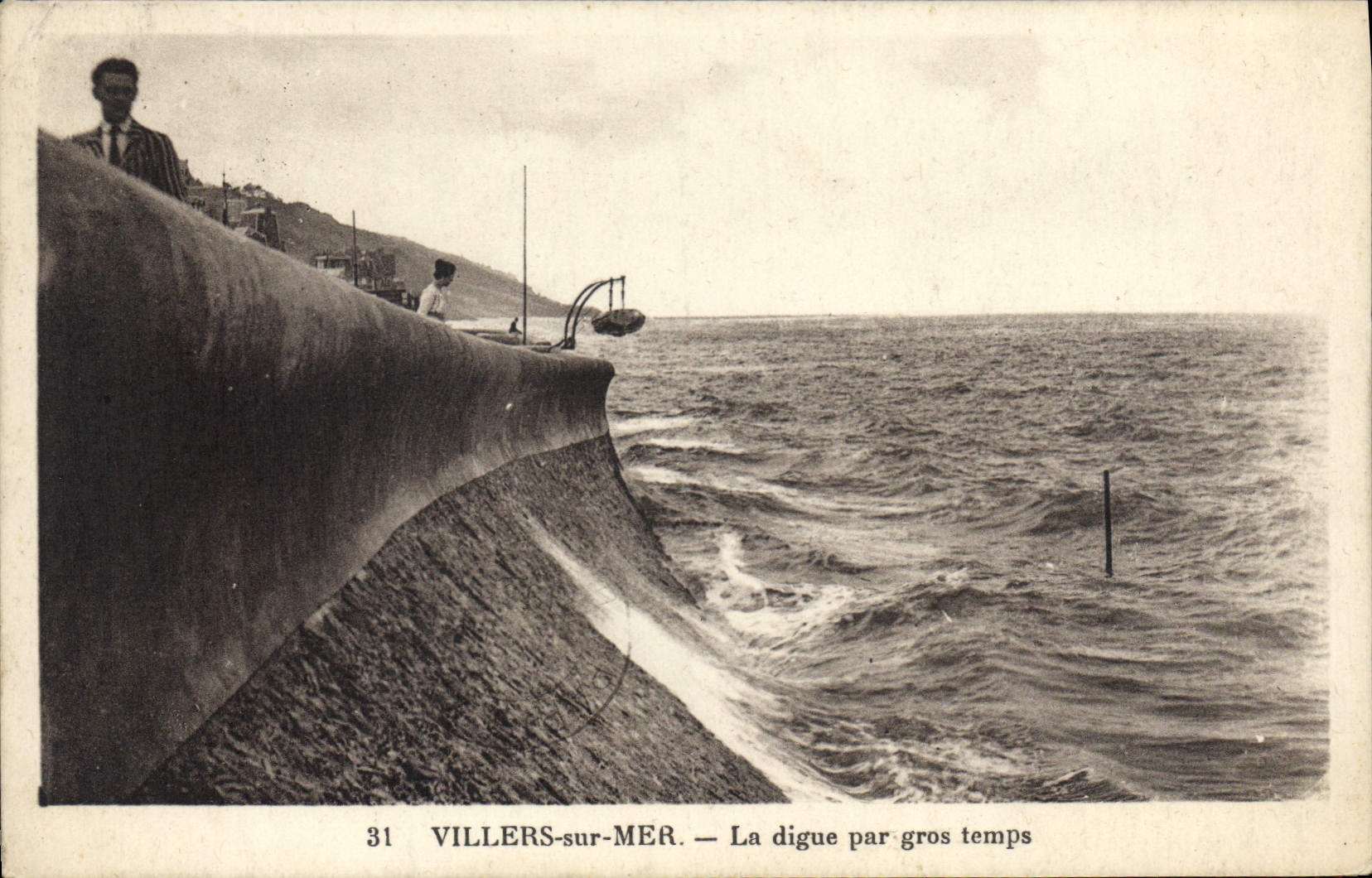 Villers-sur-Mer — La digue par gros temps — Cité des Arts Photographie