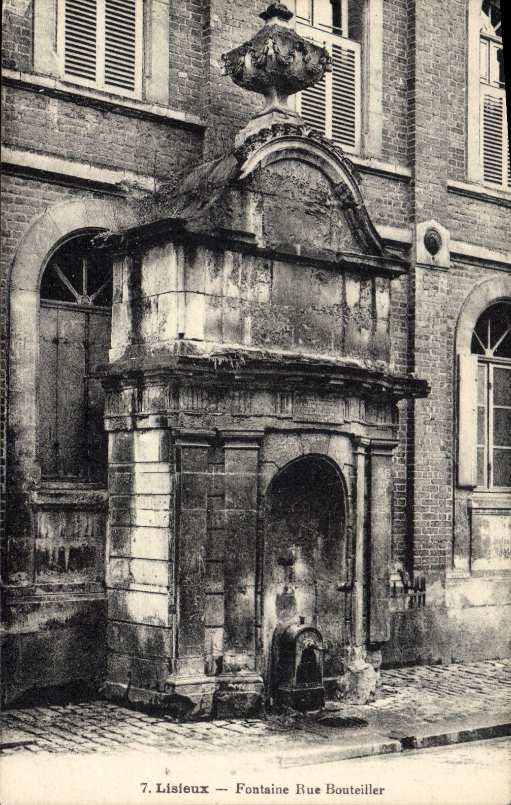 Lisieux — Fontaine Rue Bouteiller — Édit. Ch. Artu - Lisieux, n°7