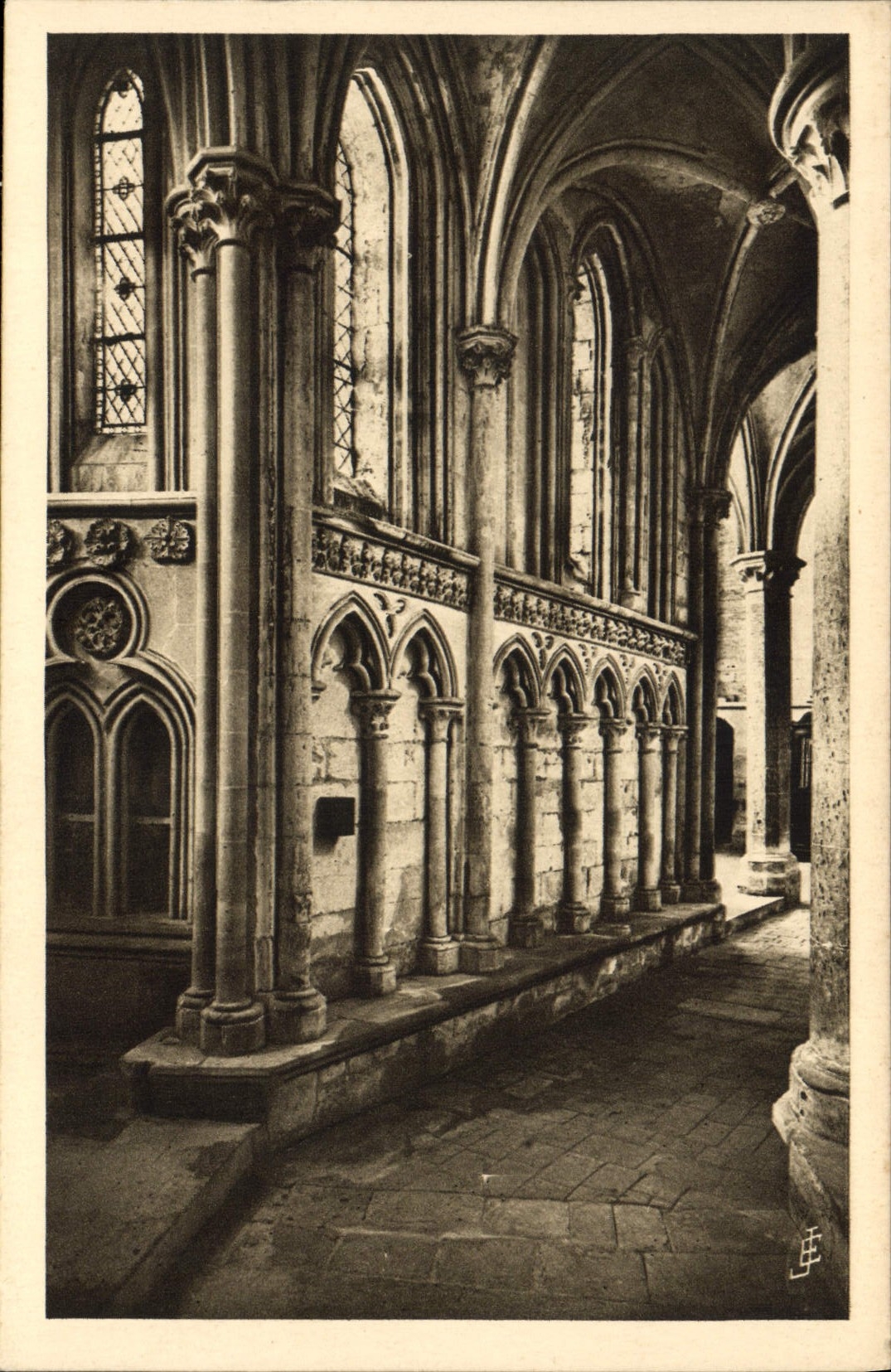 Église de Norrey-en-Bessin — Le pourtour sud du chevet — Éd. d'Art E. Jardin, r. St-Jacques, Condé-sur-Noireau