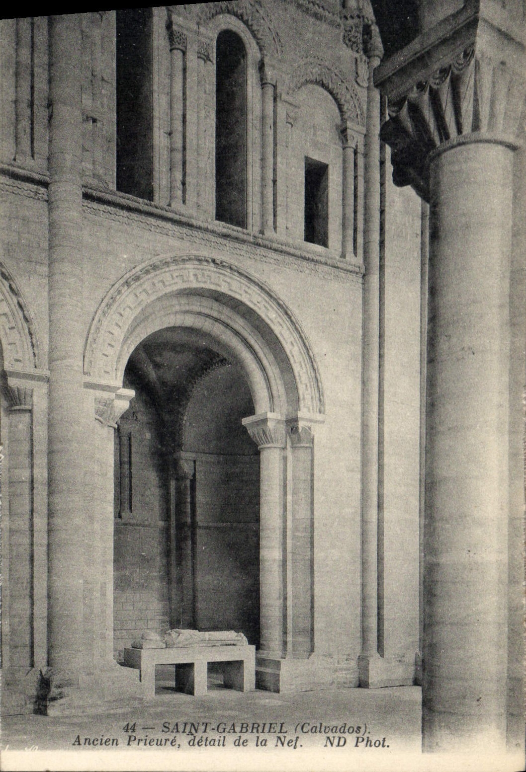 Saint-Gabriel (Calvados) — Ancien prieuré, détail de la nef — ND Phot.