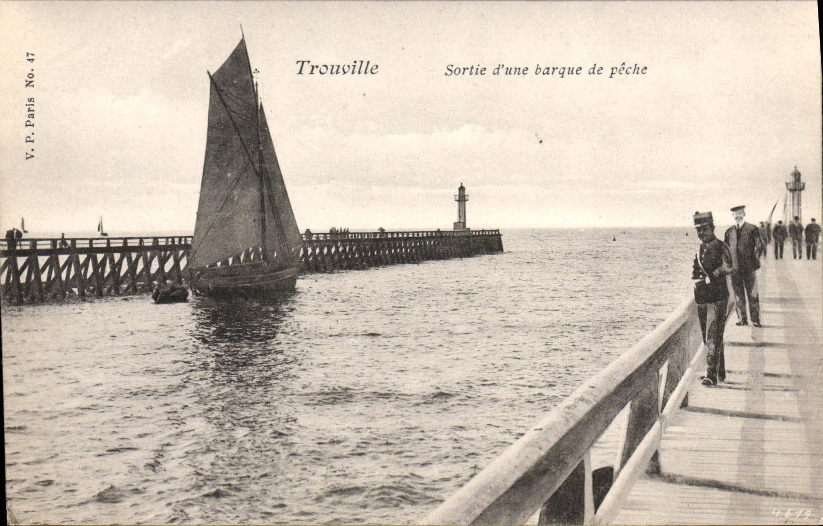 CPA Trouville Sortie d'une barque de peche 