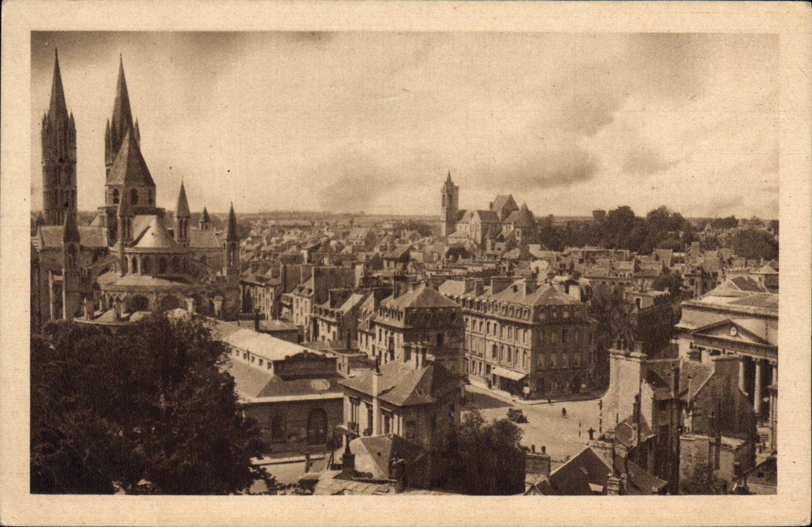 Caen (Calvados) — Vue générale de la partie non sinistrée, abside de l'Abbaye aux Hommes et le vieux Saint-Nicolas — éditeur AP