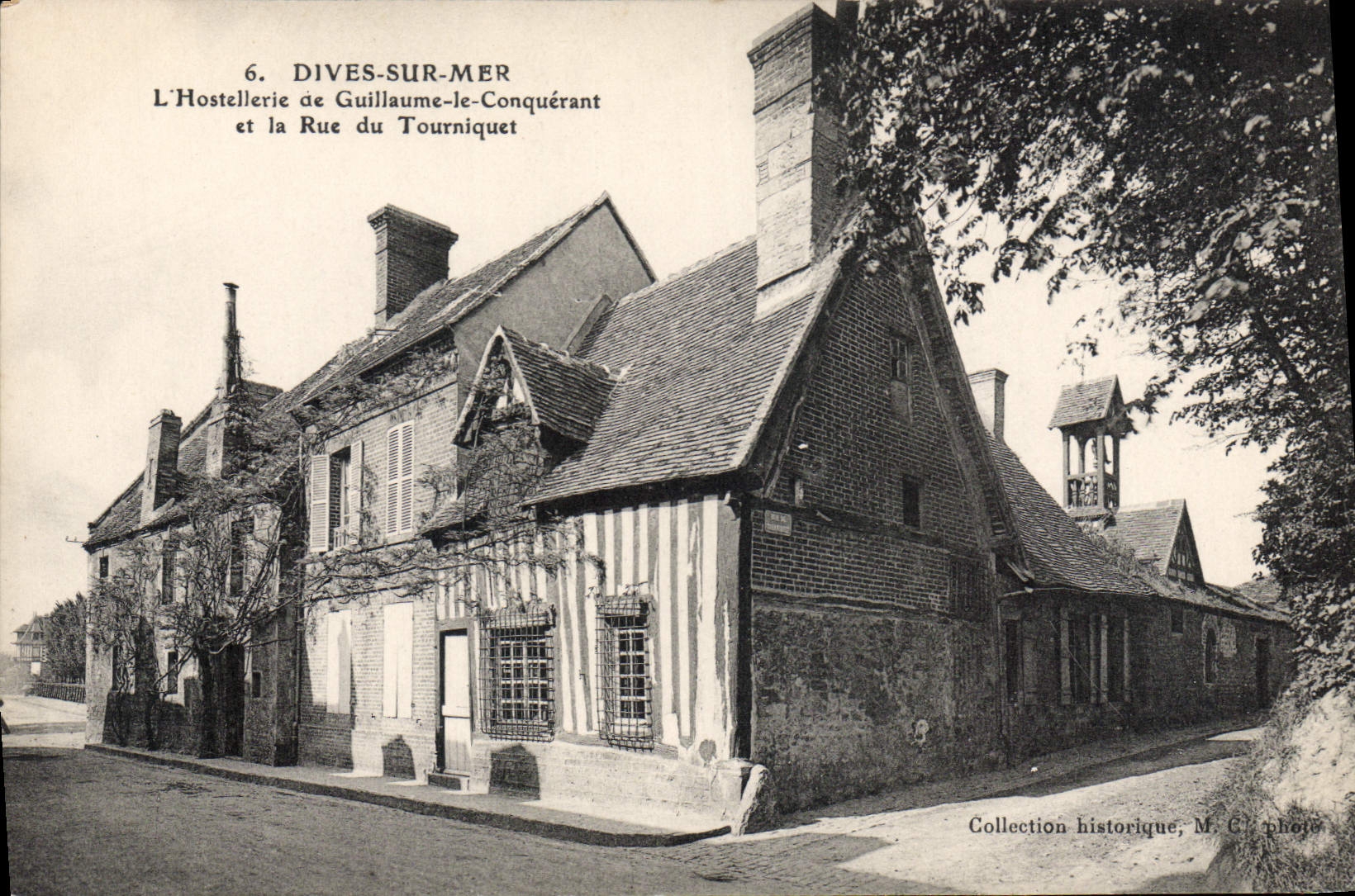 Dives-sur-Mer — L'Hostellerie de Guillaume-le-Conquérant et la Rue du Tourniquet — M. C. photo