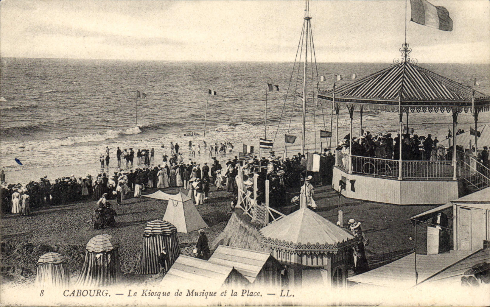 Cabourg — Le Kiosque de Musique et la Place — LL.