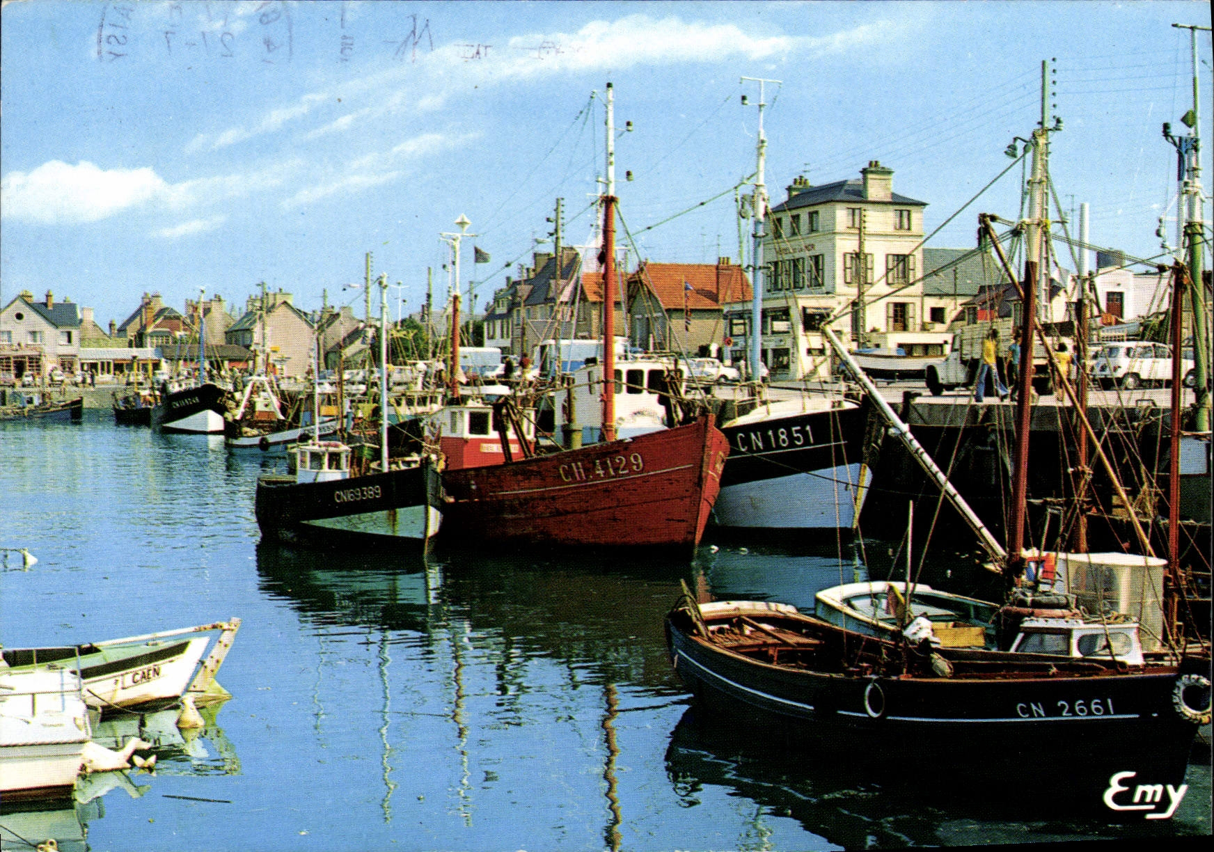 Port de Grandcamp-Maisy — vue du port avec bateaux de pêche — Éditions Normandes LE GOUBEY