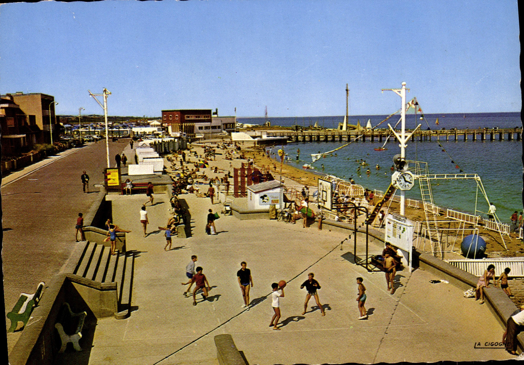 Plage de Courseulles-sur-Mer — vue du port et des baigneurs — éditeur La Cigogne