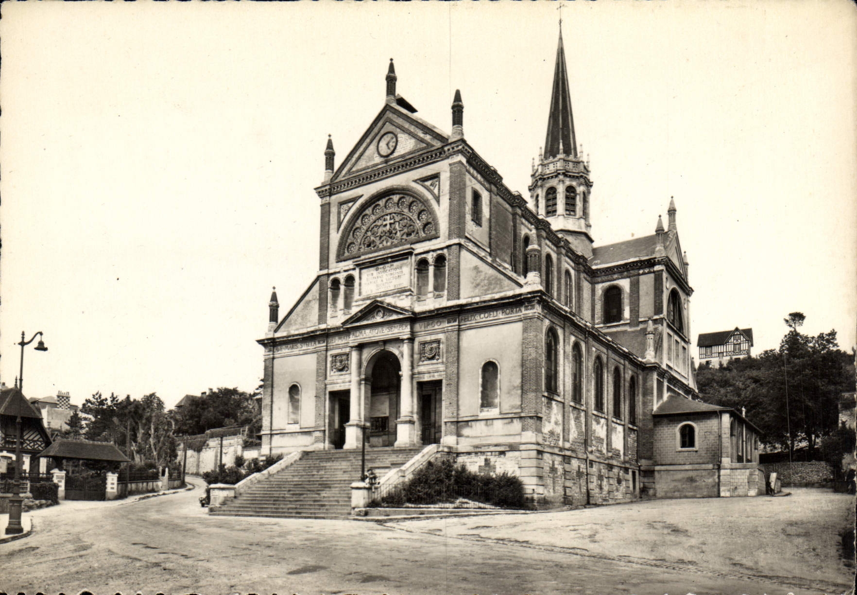 Trouville (Calvados) — Église N.-Dame des Victoires — Éditions G. B. Paris