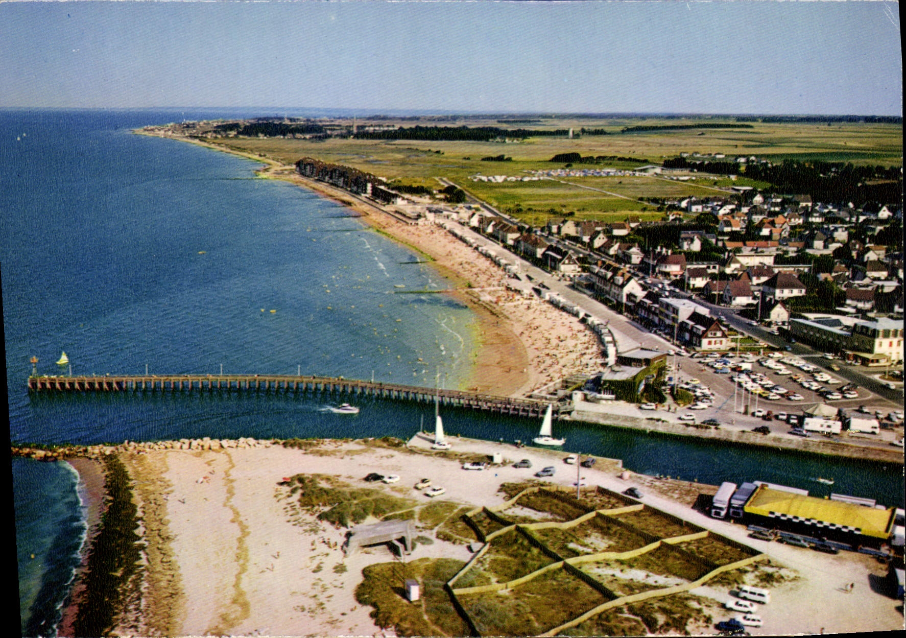 COURSEULLES-sur-MER — Vue d'ensemble, La Plage, la Jetée et l'Entrée du Port — ARTAUD Frères, Éditeurs
