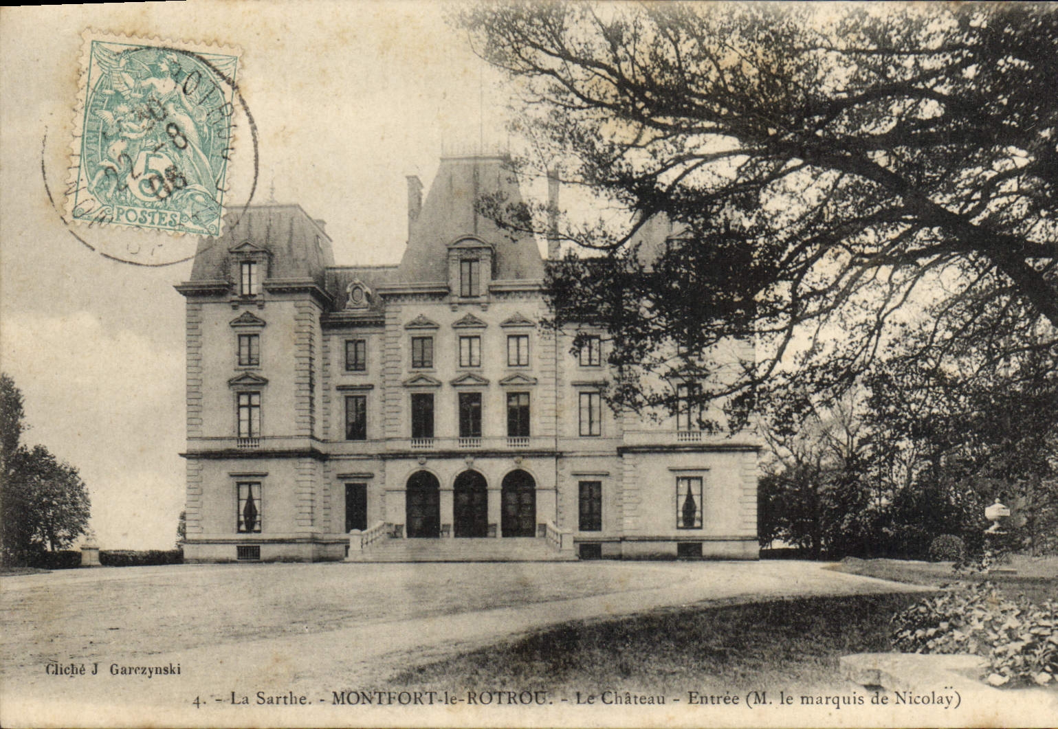 CPA La Sarthe Montfort le Rotrou le chateau entree M le Marquis de Nicolay 