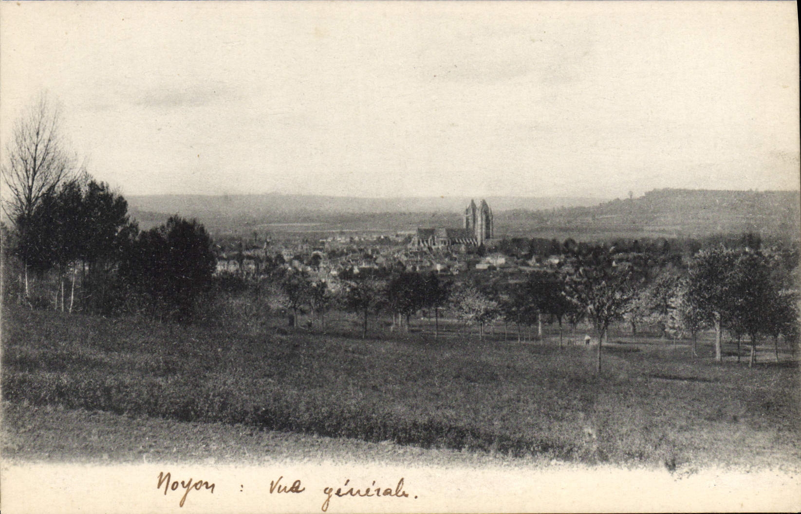 Noyon: Allgemeiner Blick — Panoramablick mit Kirche und Landschaft — unbekannter Verlag