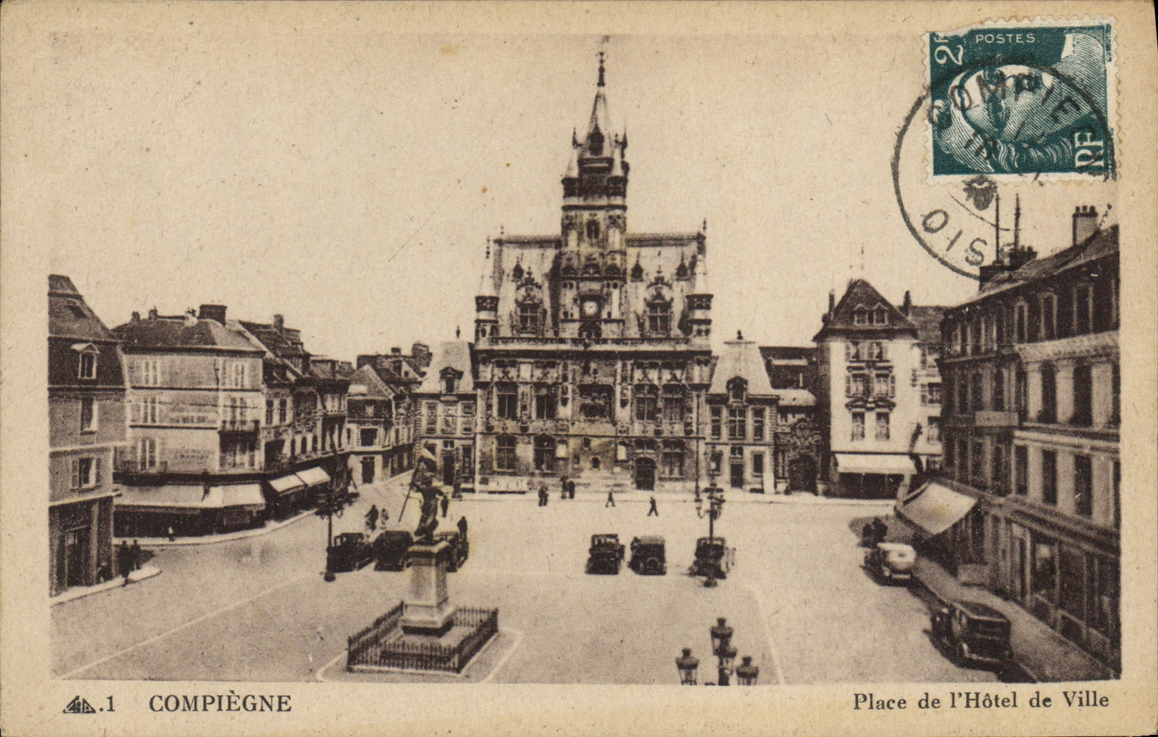 CPA Compiegne Place de l'Hotel de Ville 