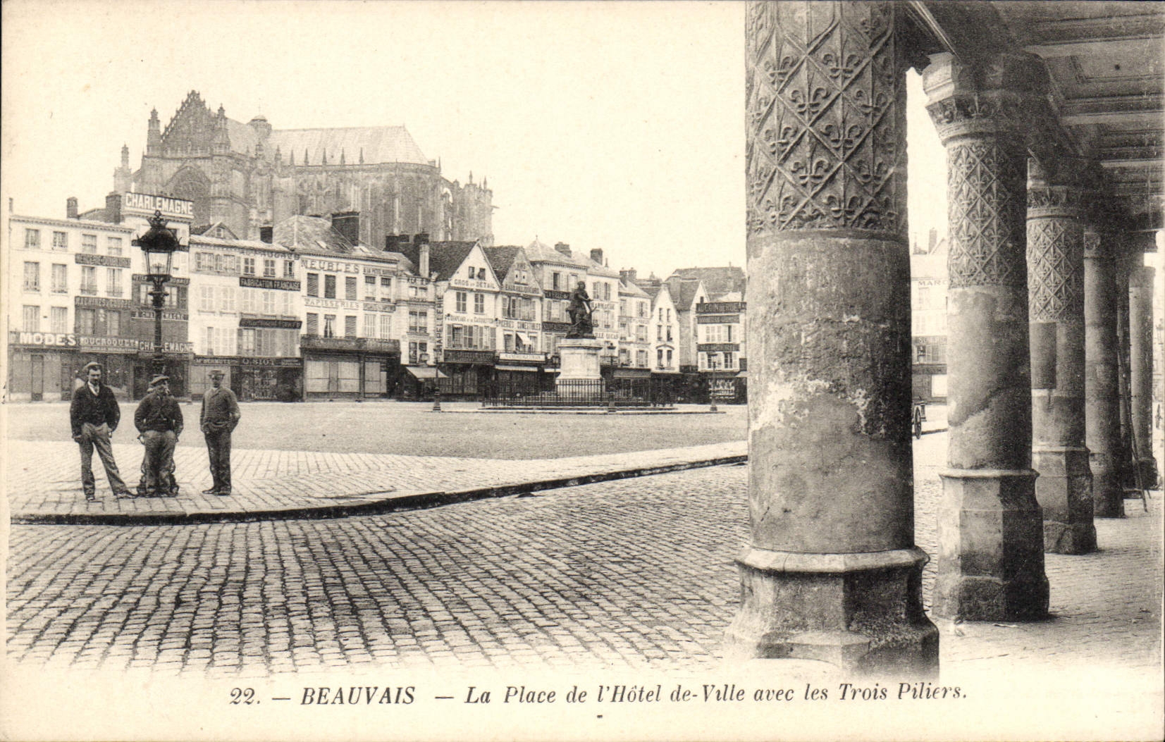 Beauvais — La Place de l'Hôtel de Ville avec les Trois Piliers.