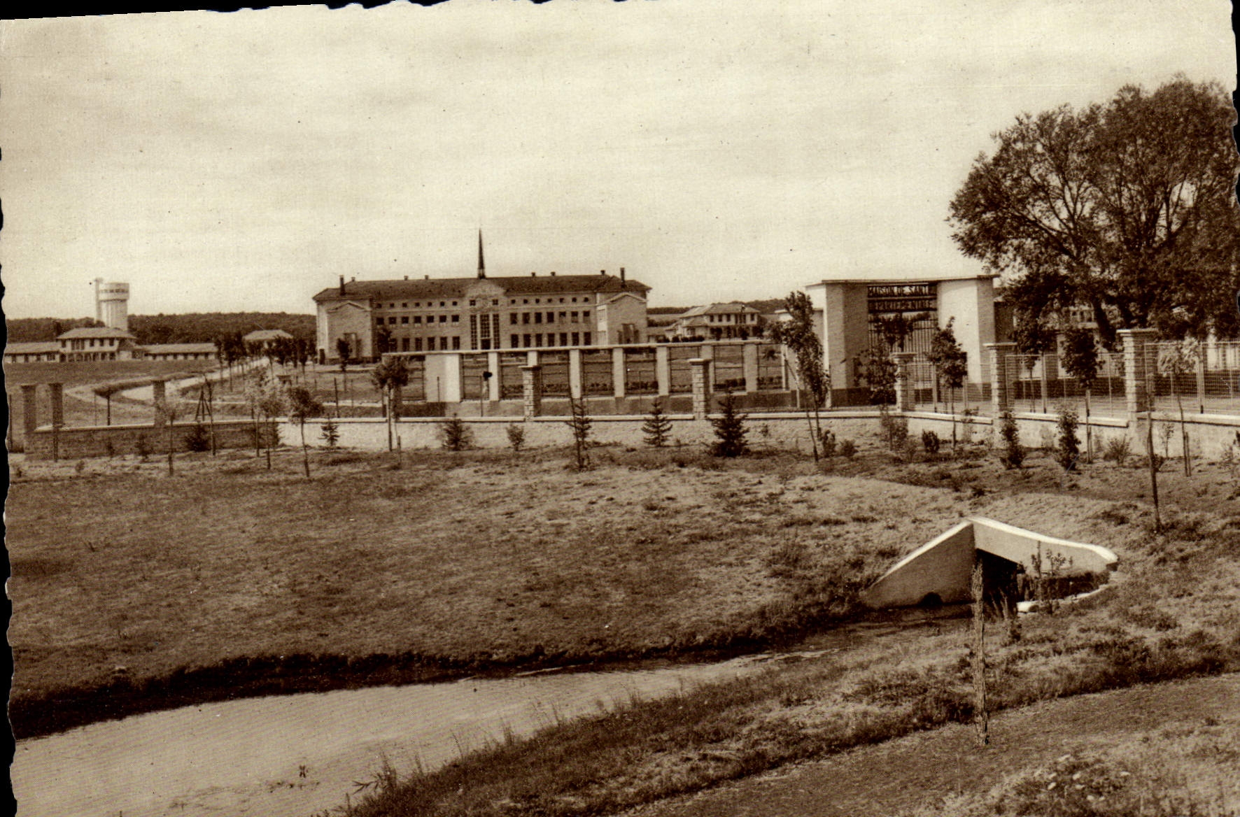 Hôpital psychiatrique de Ravenel — entrée principale et pavillon administratif — G. Jacquet - Arch.