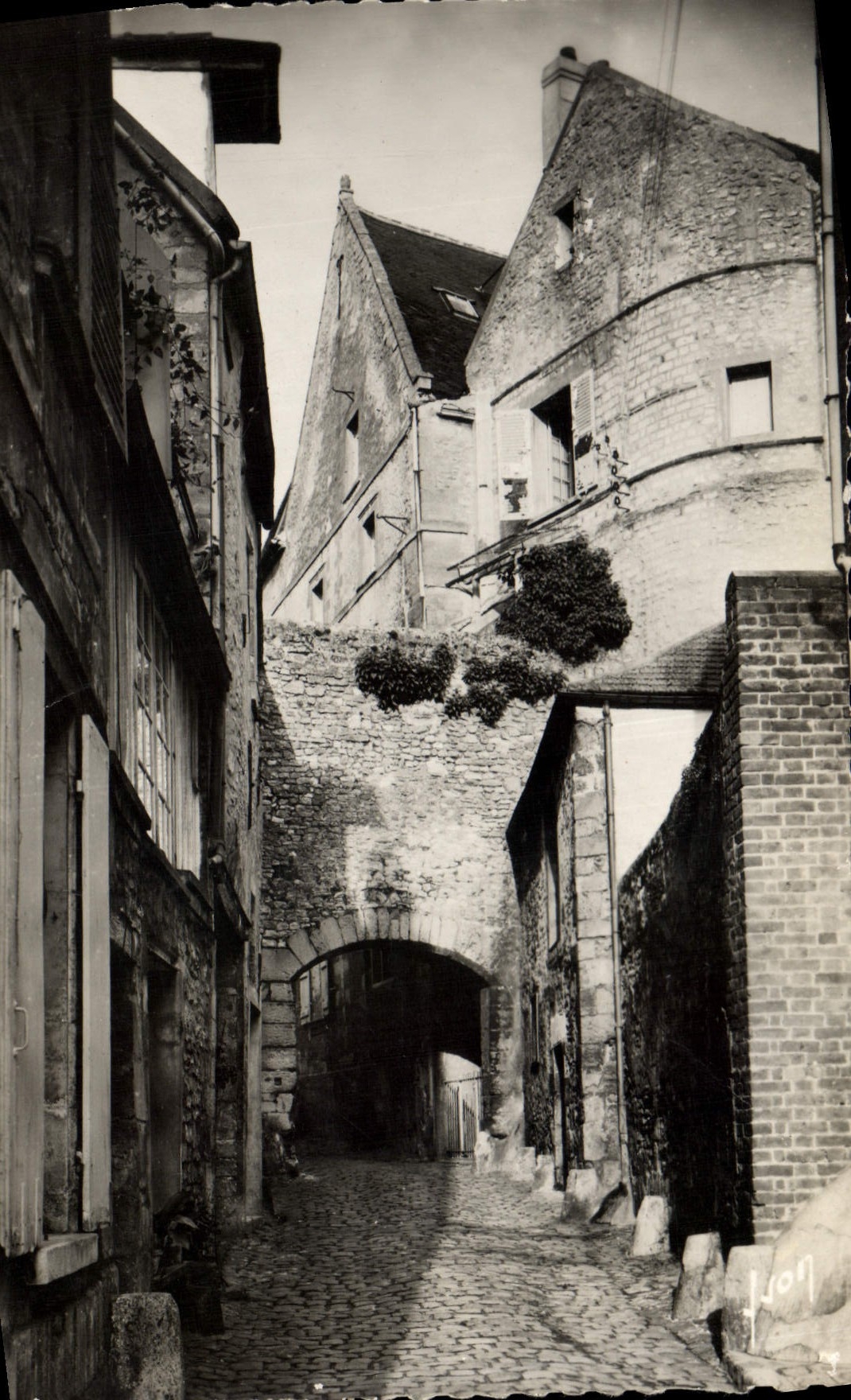 Ruelle pavée avec arcade en pierre — Senlis (Oise) — Éditions Art Jon — n° 101