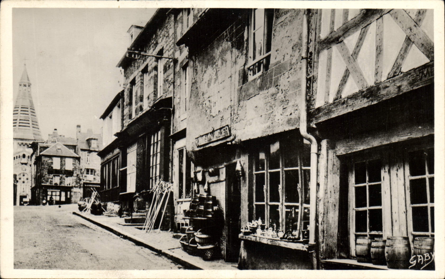 CPA Domfront Orne Rue St Julien les Tonneliers 