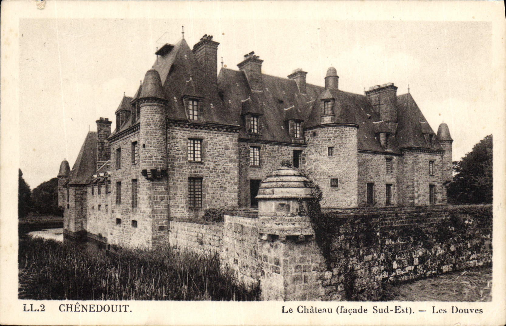 CPA Chenedouit le chateau facade Sud Est les Douves 