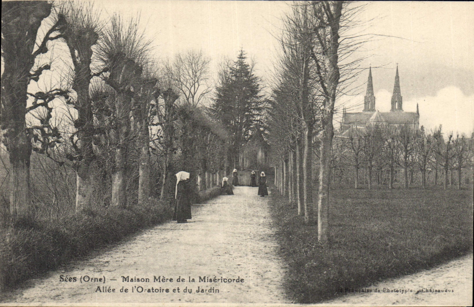 CPA Sees Orne maison Mere de la Misericorde Allee de l'Oratoire et du jardin 