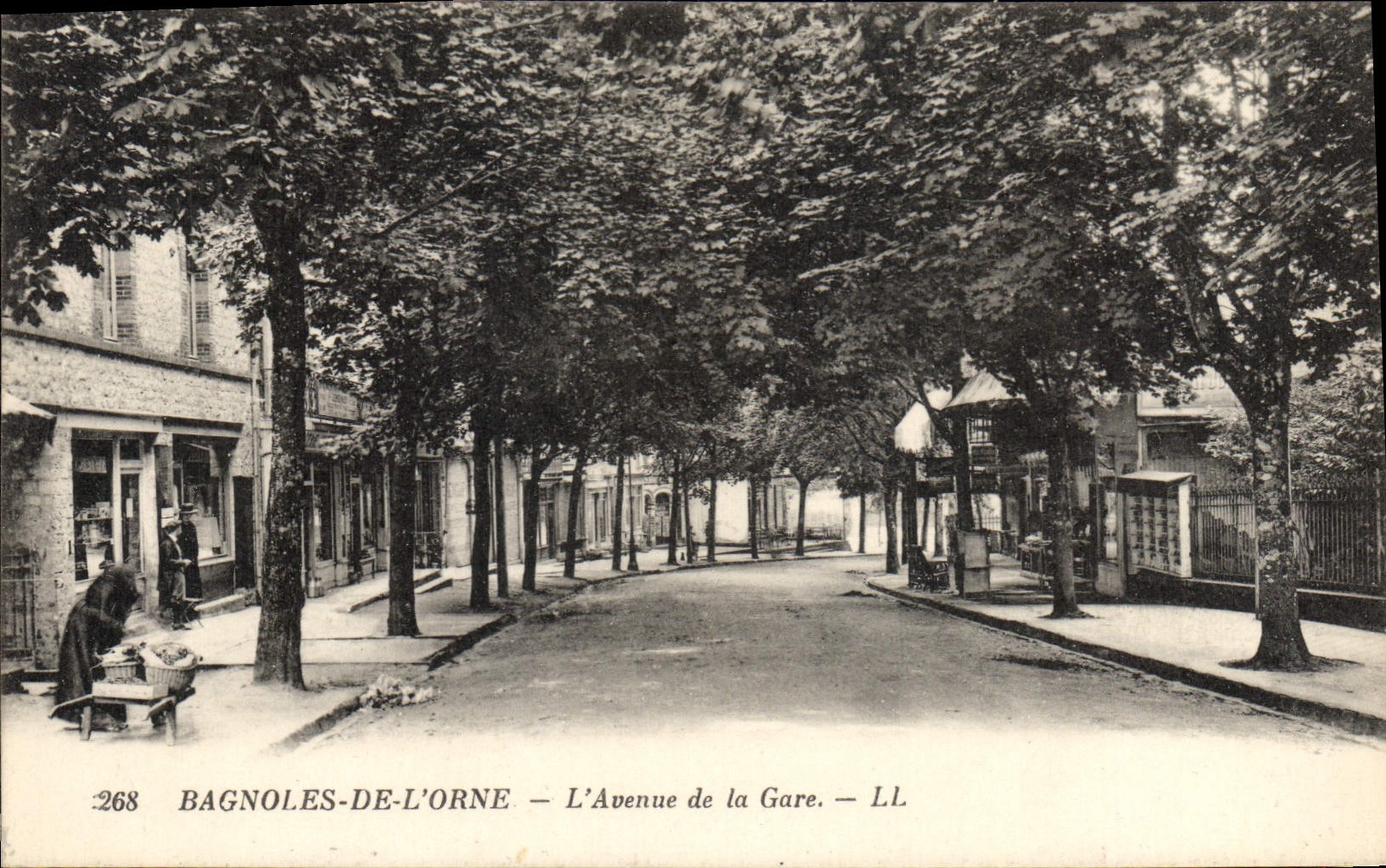 CPA Bagnoles de l'Orne l'avennue de la gare 