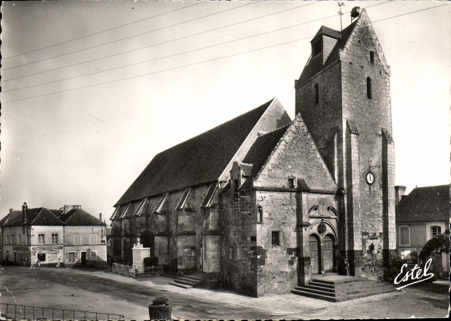 CPSM Saint Mard de Reno L'Eglise et le Monument aux Morts 