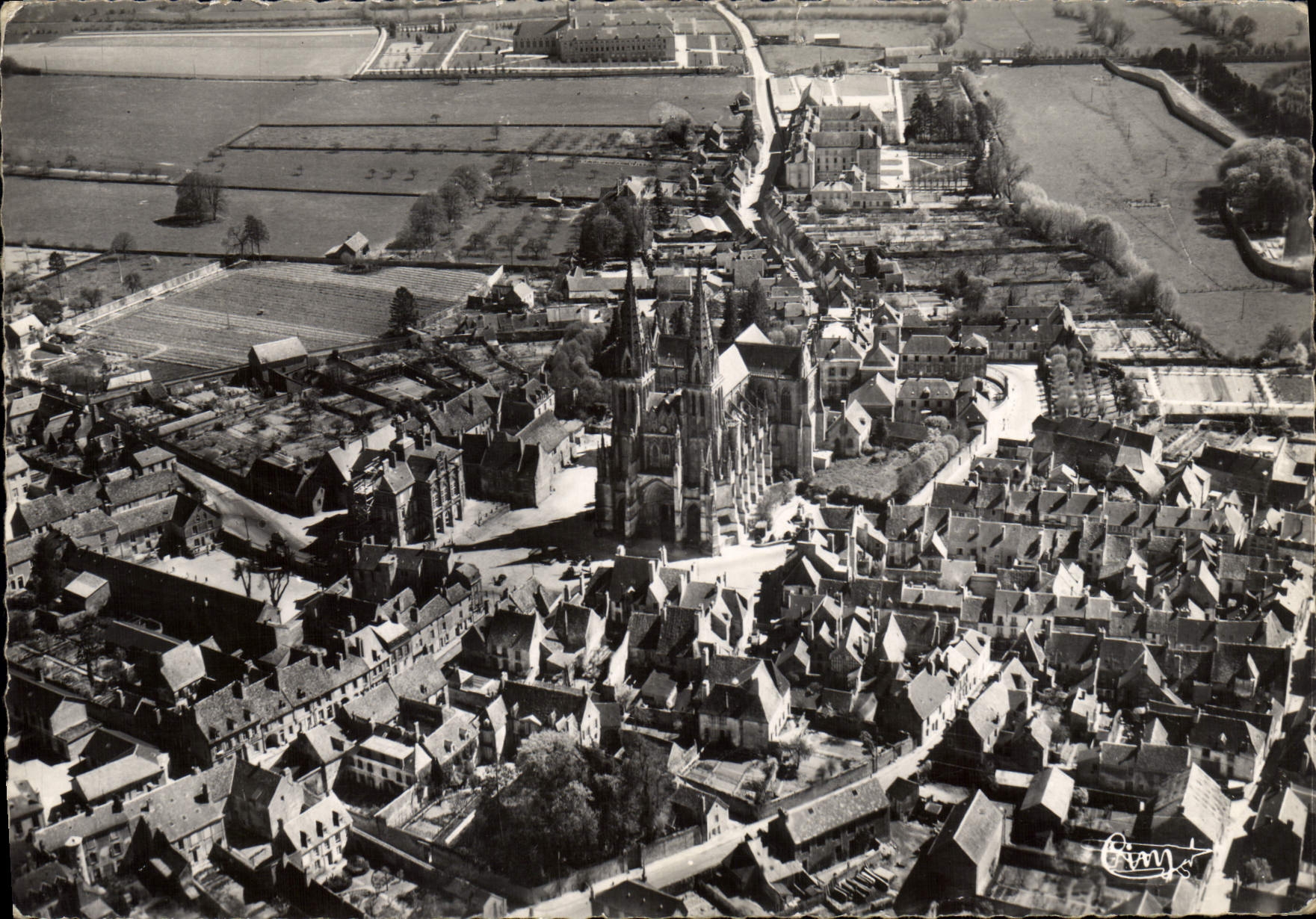 Sées (Orne) — Vue aérienne — Cathédrale et l'Hôtel de Ville — Éditions Aériennes Combier Imp. Maccon