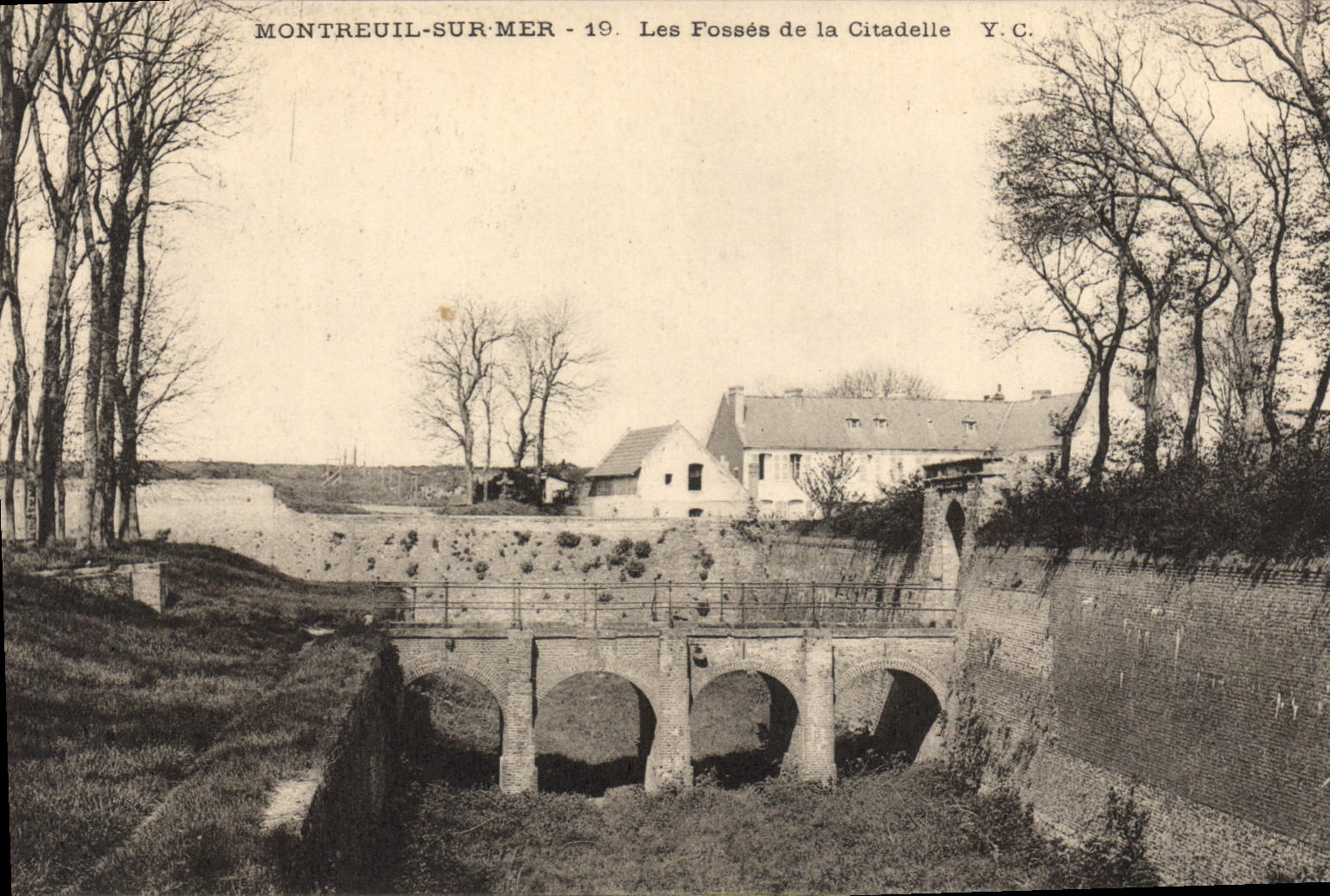 CPA Montreuil sur Mer Les Fosses de la Citadelle 