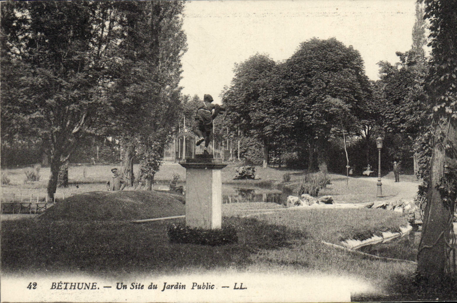 CPA Bethune Un Site du Jardin Public 