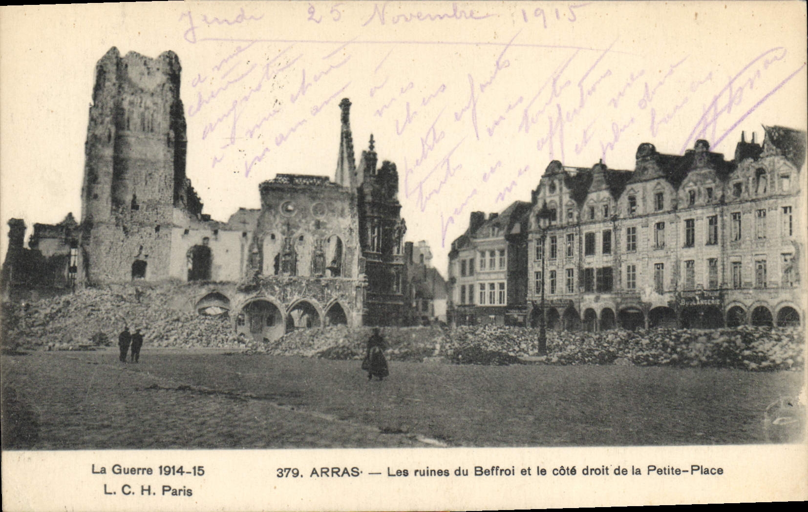 Arras — Les ruines du Beffroi et le côté droit de la Petite-Place — L. C. H. Paris, n° 379