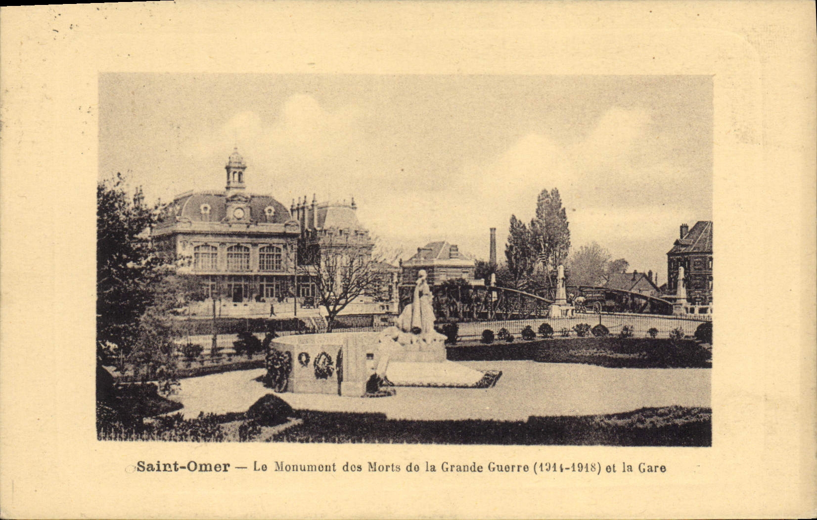 CPA Saint Omer Le Monument des Morts de la Grande Guerre et la gare
