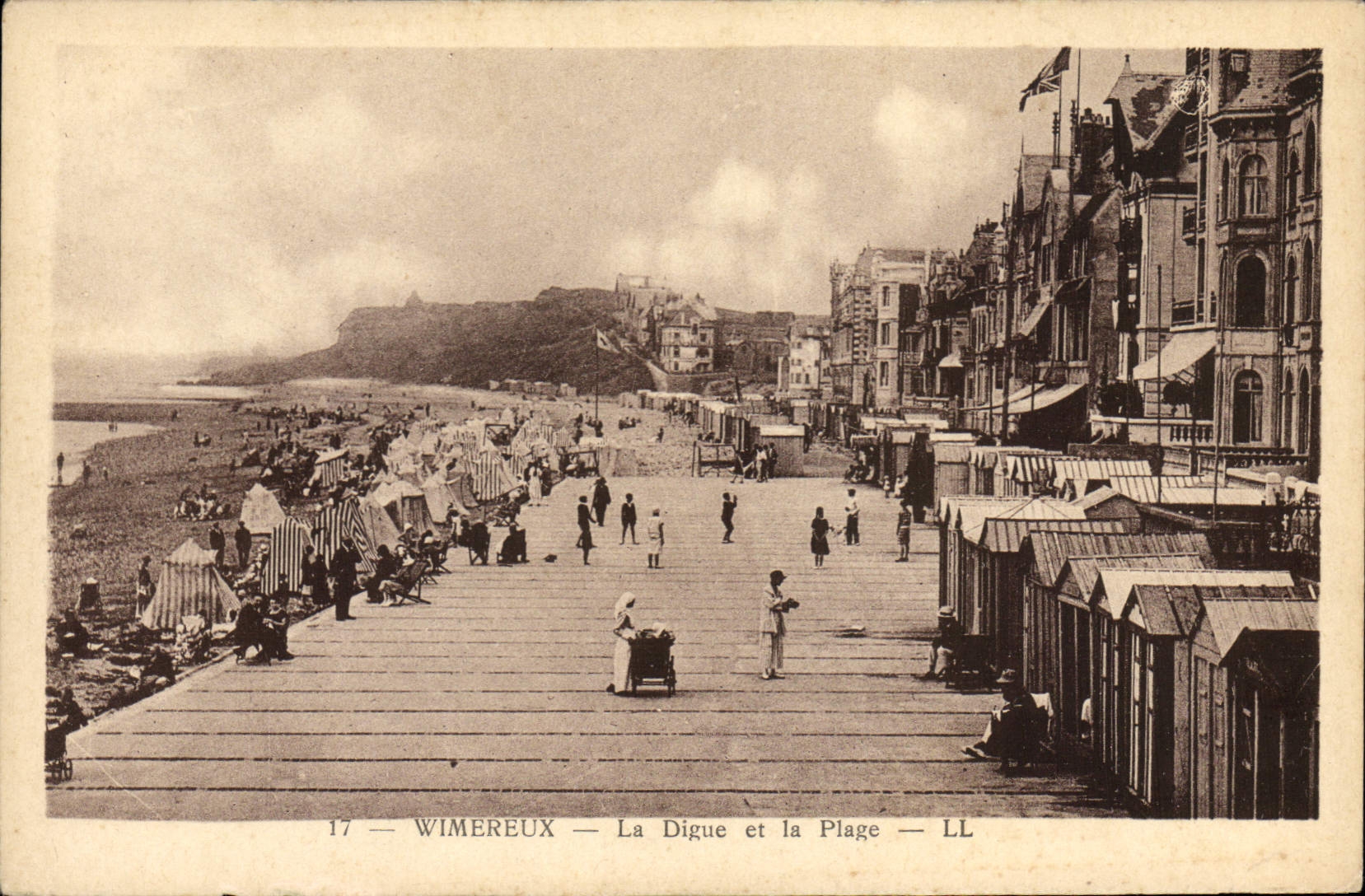 CPA Wimereux La Digue et la Plage 