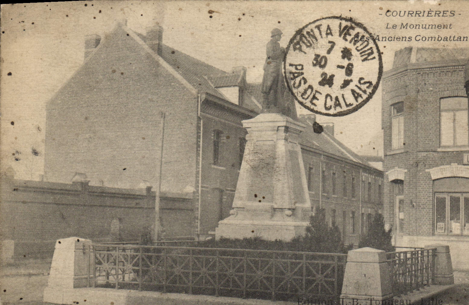CPA Courrieres Le Monument des Anciens Combattants