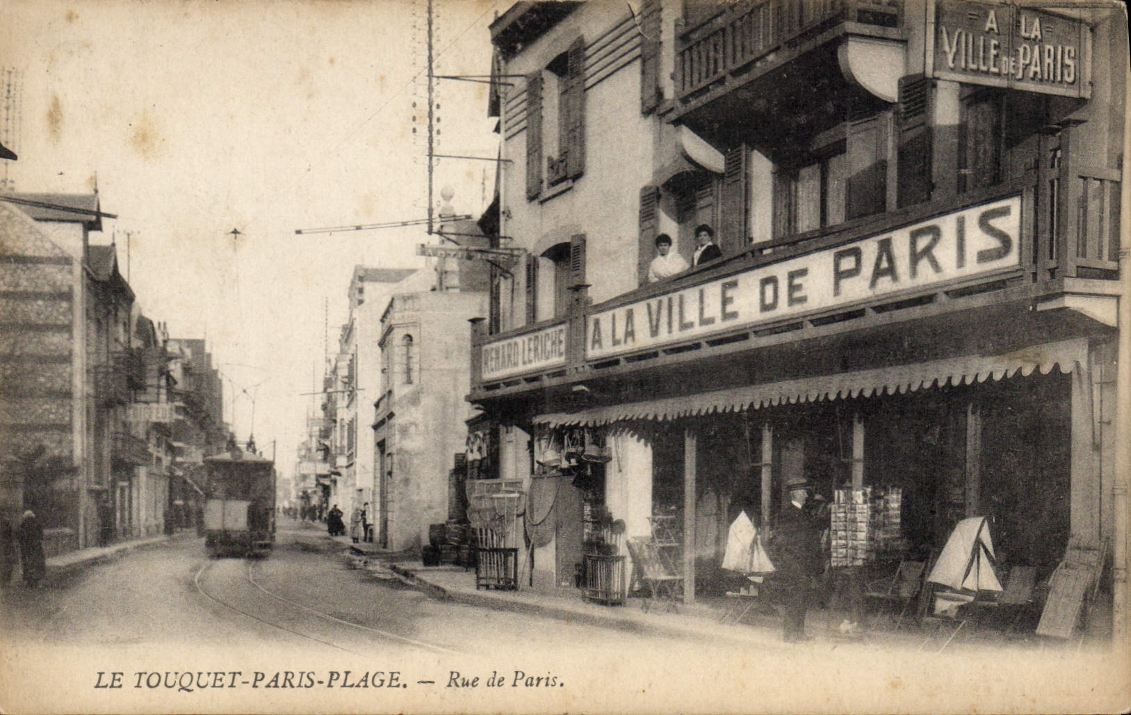 Le Touquet-Paris-Plage — Rue de Paris — Einrichtung 'A La Ville de Paris' von Bernard Leriche