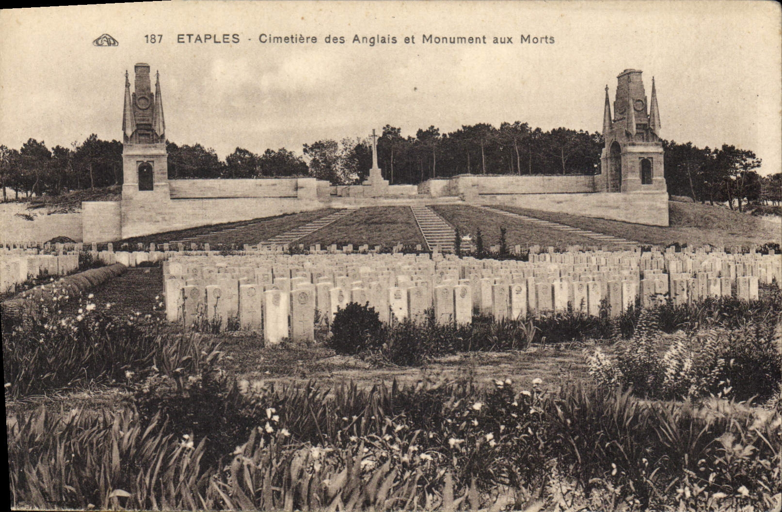CPA Etaples Cimetiere des Angais et Monument aux Morts 