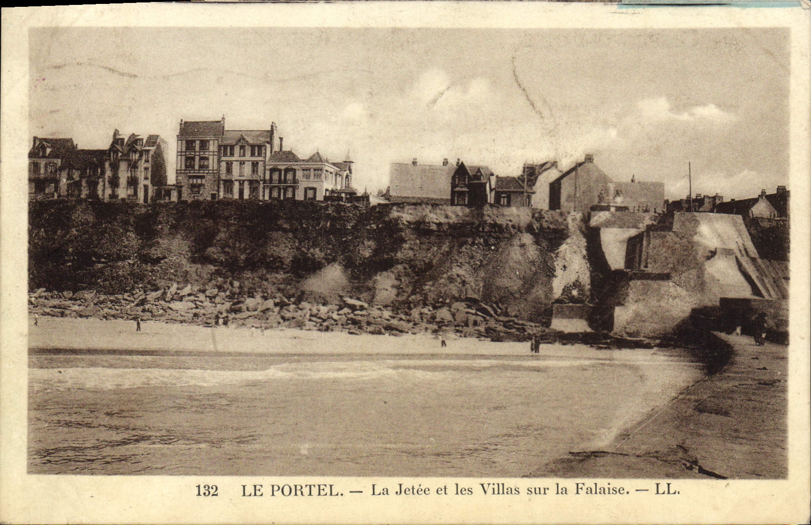 CPA Le Portel La Jetee et les Villas sur la Falaise 