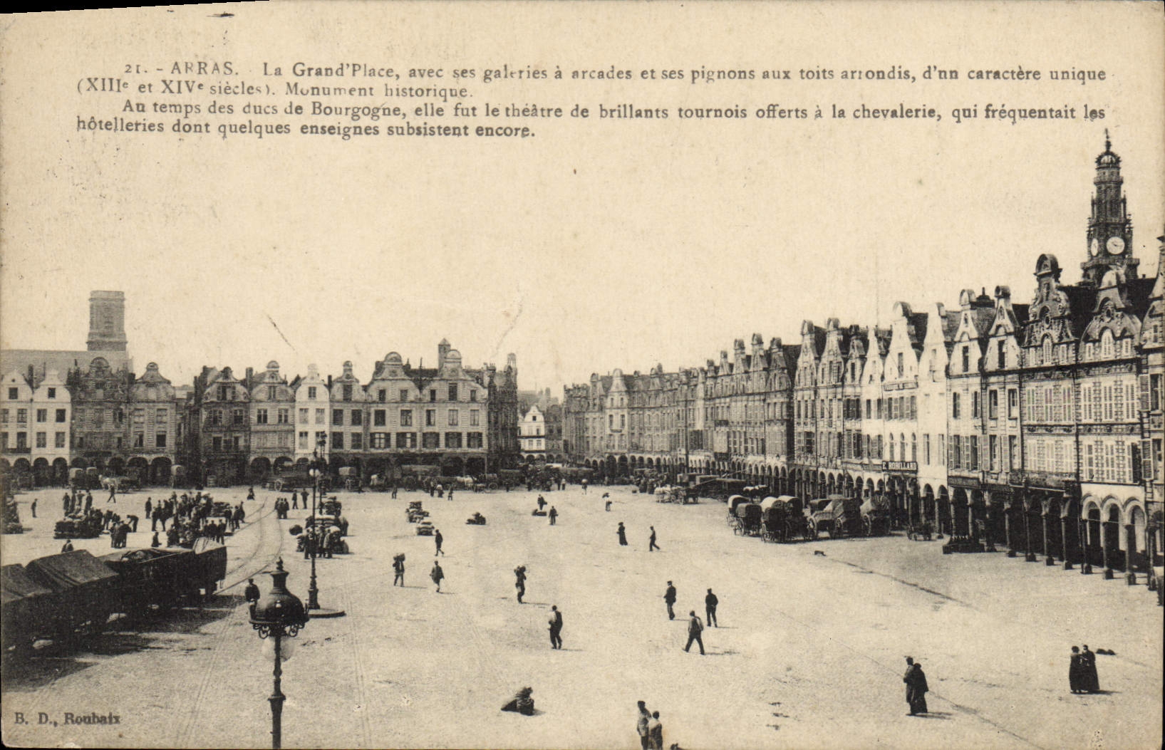 CPA Arras la Grand Place avec ses Galeries à arcades et ses pignons aux toits arrondis d'un caracter