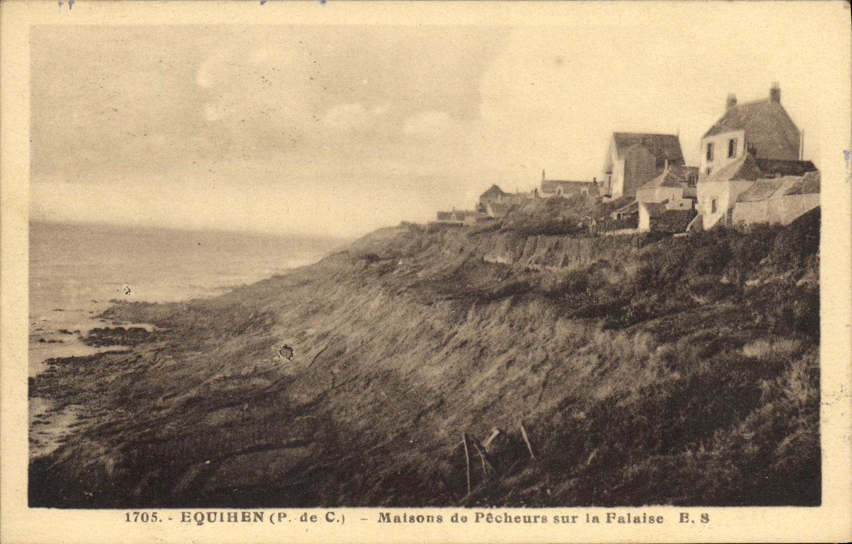 CPA Equihen maisons de Pecheurs sur la falaise 