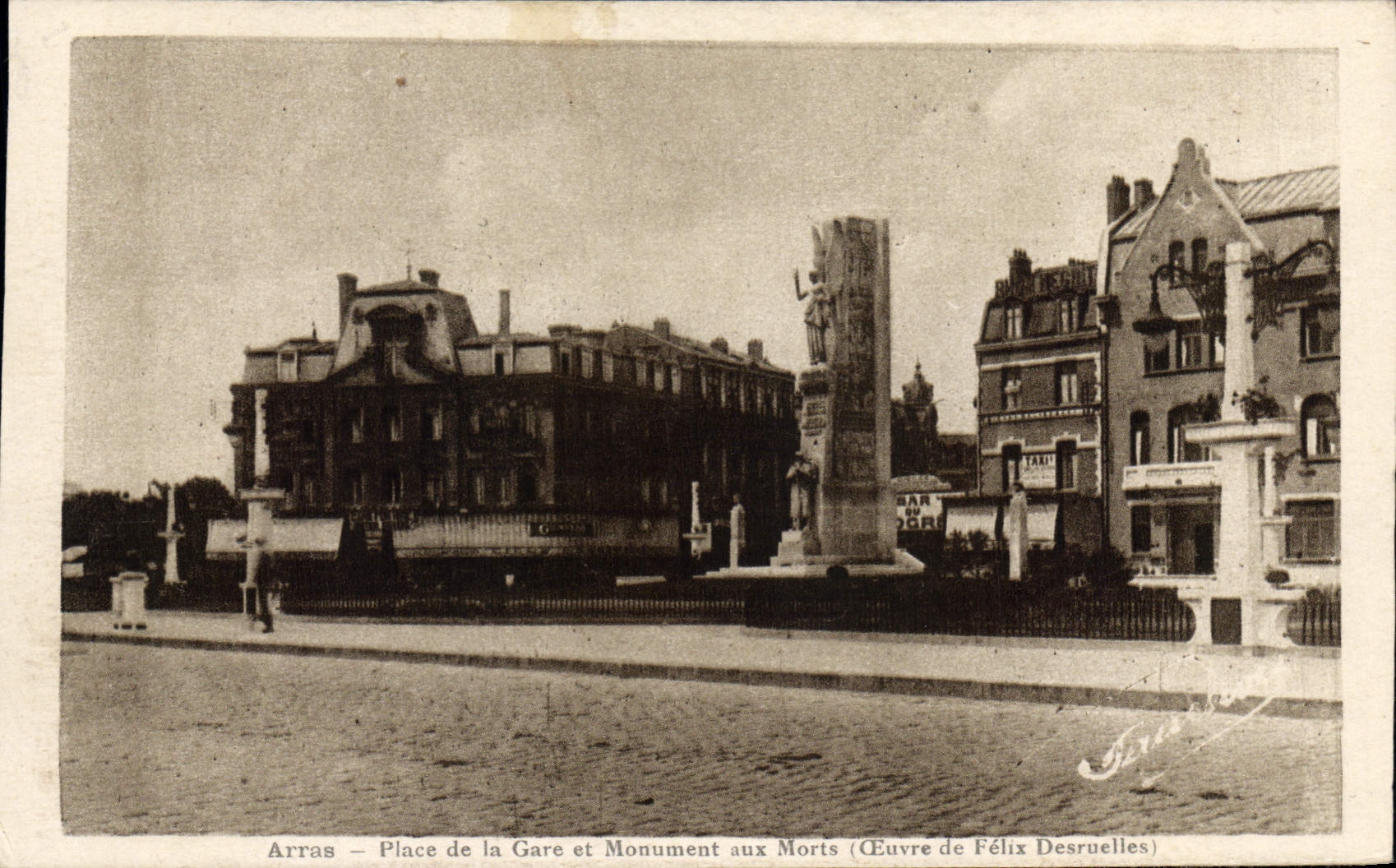 Arras – Place de la Gare et Monument aux Morts (Œuvre de Félix Desruelles)