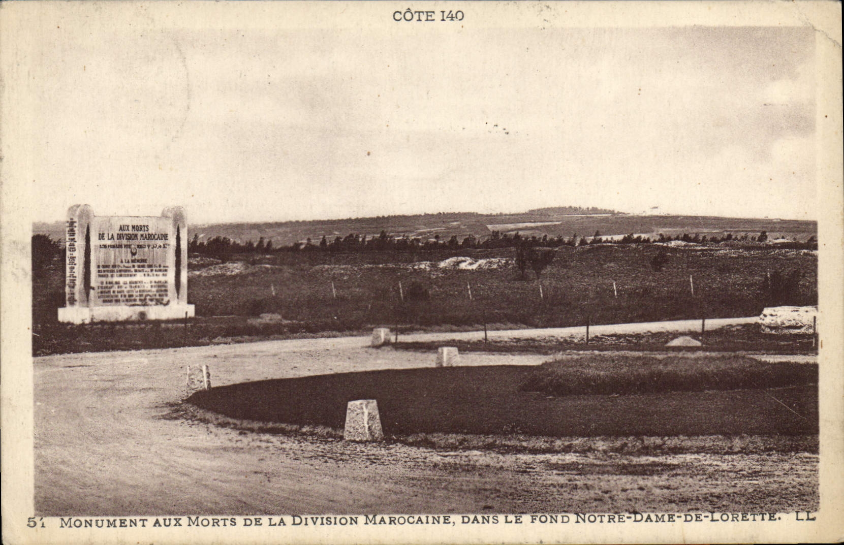 CPA Monument aux Morts de la Division Marocaine dans le Fond Notre Dame de Lorette 