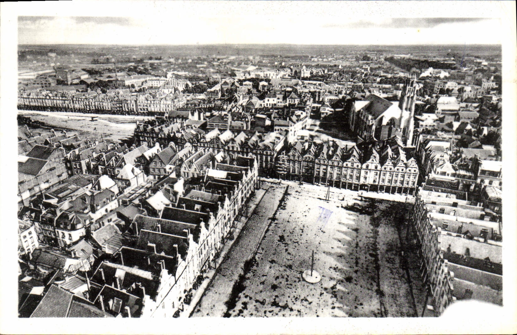 Arras — Vue panoramique — La petite Place avec ses maisons de style espagnol — Les Arts Photomécaniques, Paris