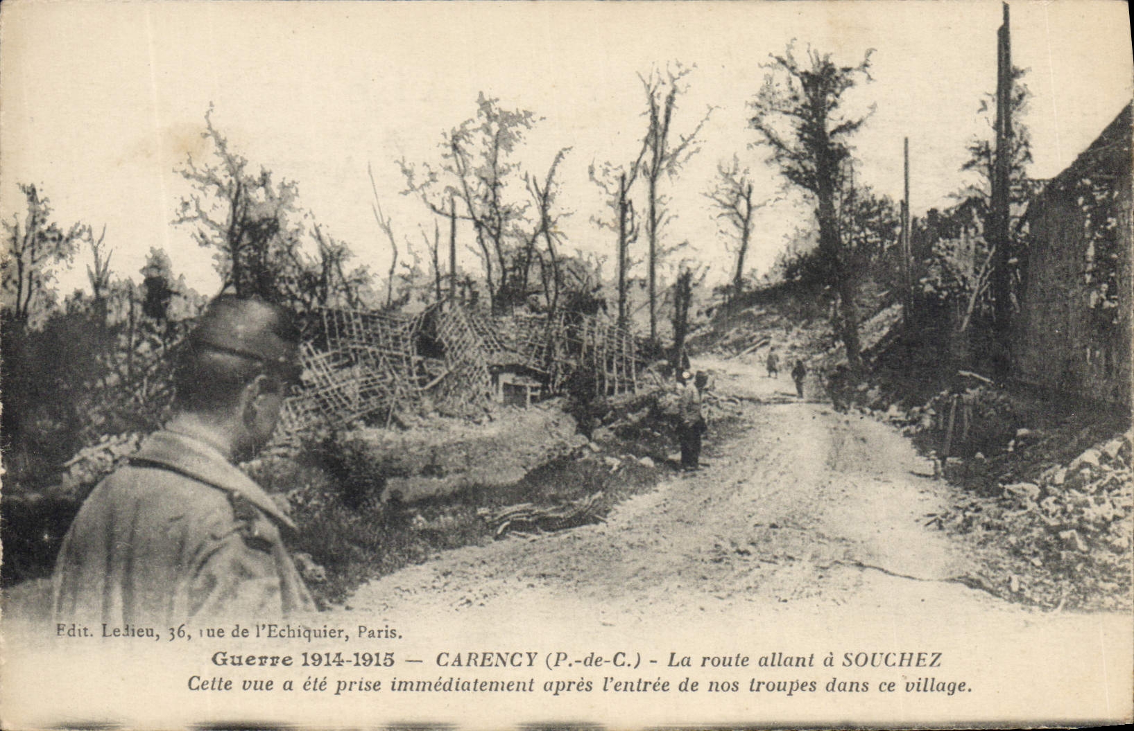 CPA Guerre 1914 1915 Carency P de C la route allant à Souchez cette vue a été prise immediatement ap