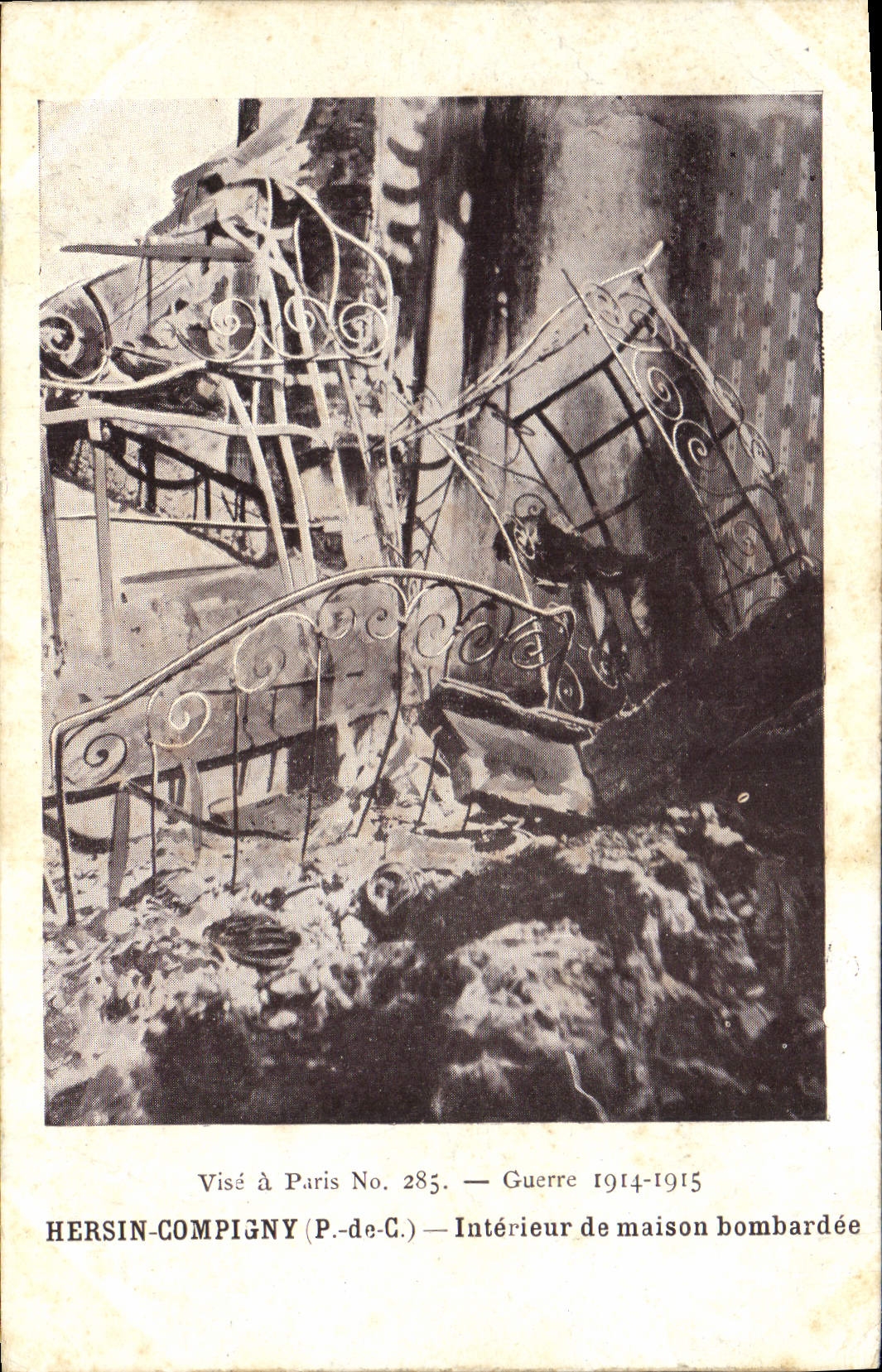 CPA Guerre 1914 1915 Hersin Compigny p de C interieur de maison bombardee 